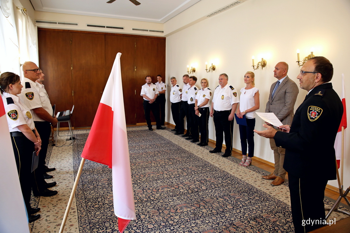 Komendant Straży Miejskiej Andrzej Bień gratuluje awansowanym młodszym strażnikom miejskim. Fot. Przemysław Kozłowski