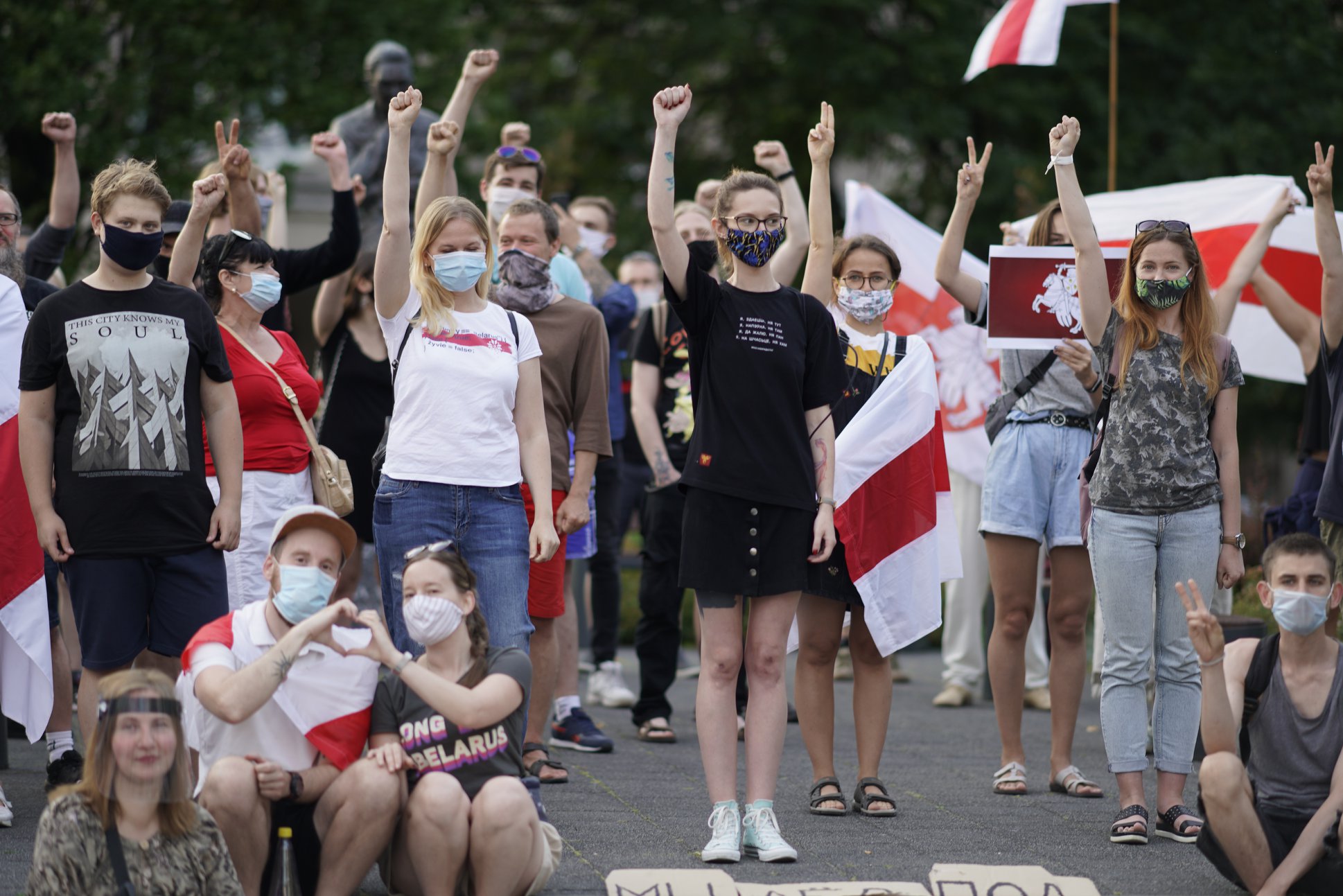 Viktoria Hardzei (w czarnym ubraniu w środku kadru) podczas protestu w Gdańsku. Fot. Piotr Sawicki