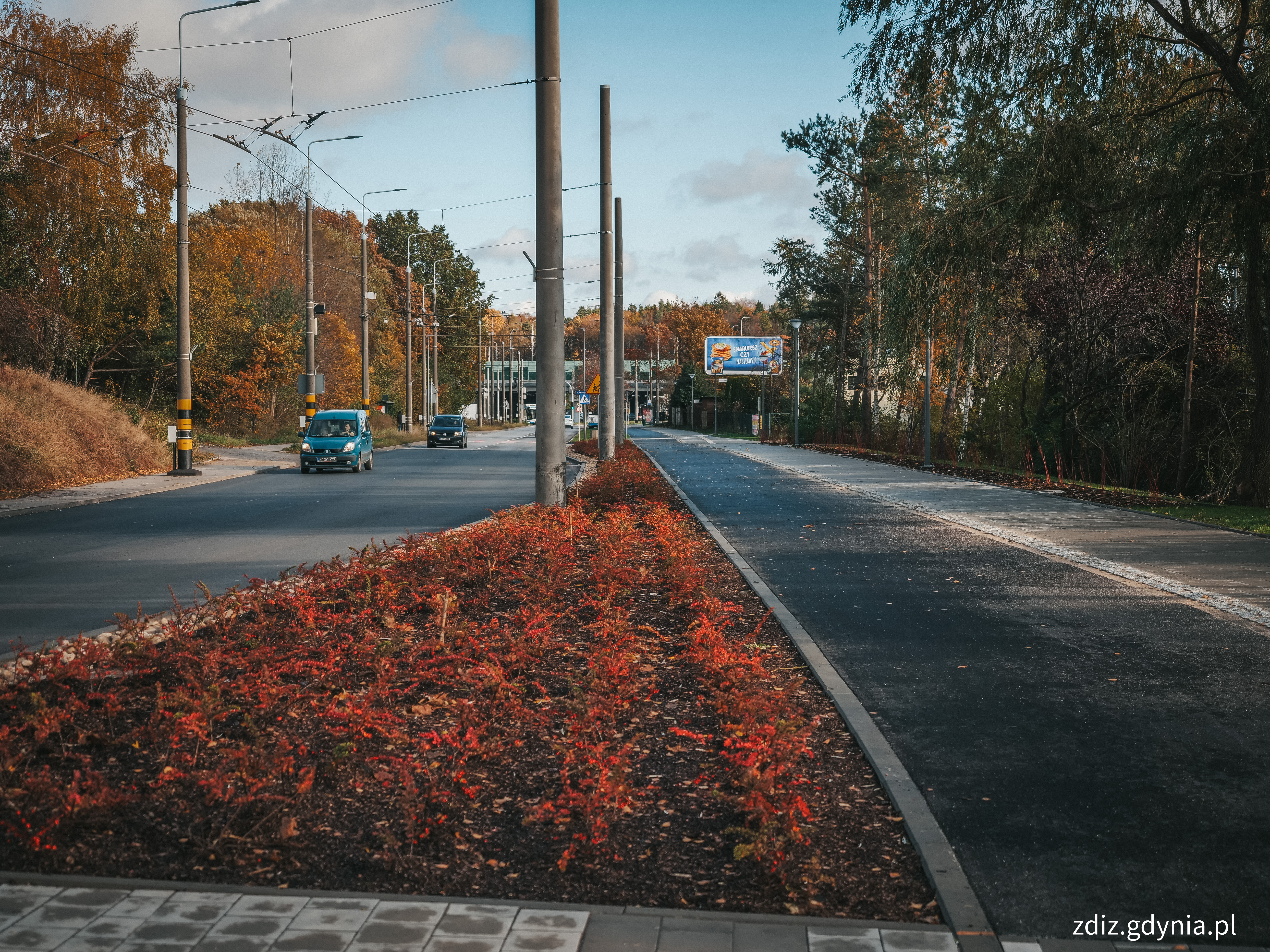 RRozbudowa ulicy Nowowiczlińskiej w Gdyni, ulica Nowowiczlińska, chodnik i droga dla rowerów// fot. M.Mielewski, ZDIZ Gdynia