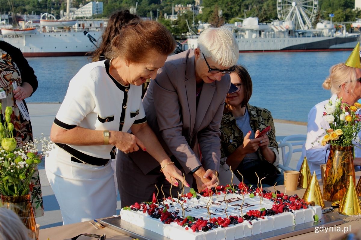 Hanna Wenda-Uszyńska i Joanna Zielińska kroją urodzinowy tort Tadeusza Wendy. // fot. Magdalena Śliżewska