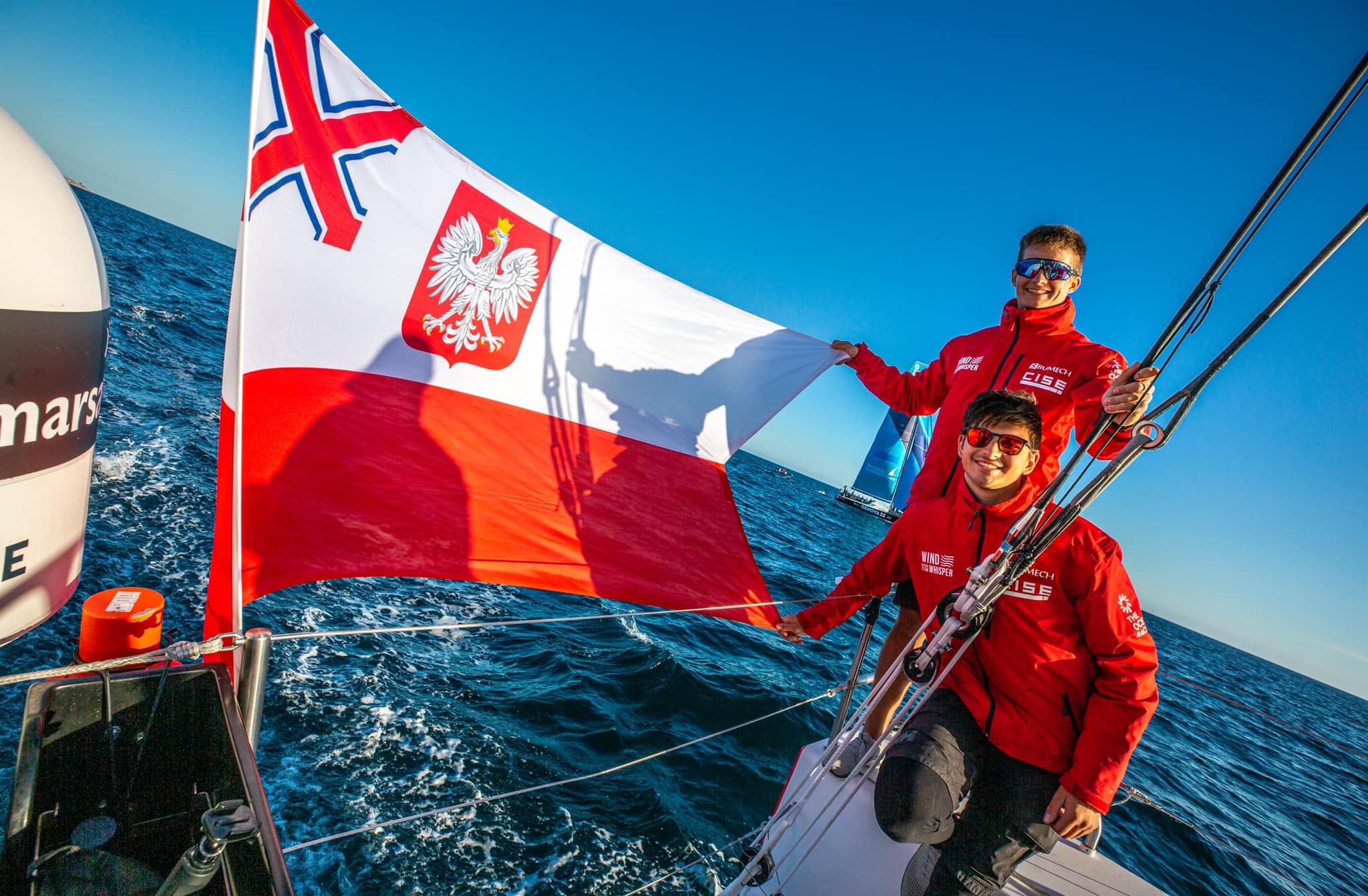 Załoga WindWhisper żeglowała pod białoczerwoną banderą Yacht Klubu Polski Gdynia. Źródło: www.facebook.com/WindWhisperRacingTeam