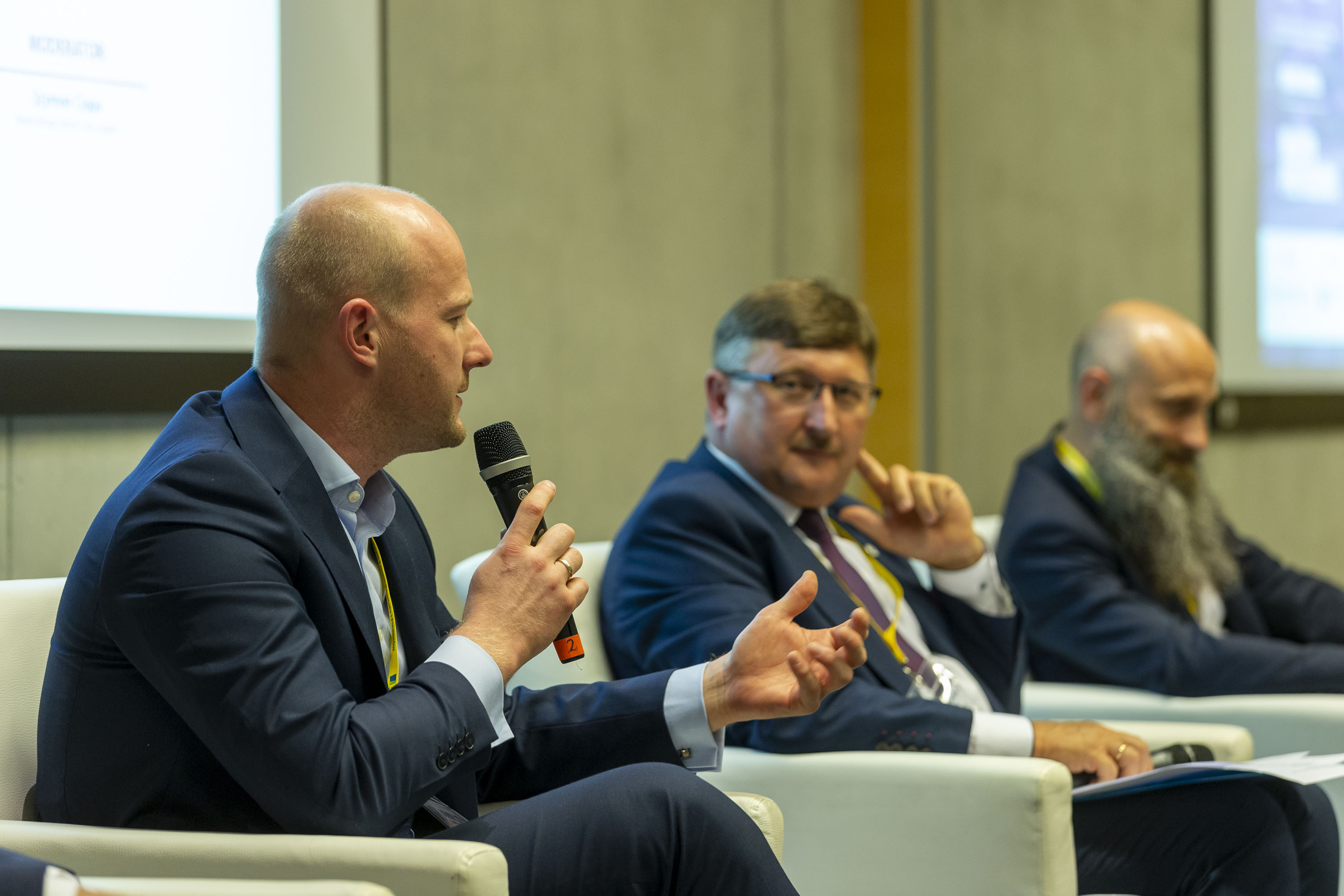 Wiceprezydent Bartosz Bartoszewicz podczas panelu, fot. Andrzej Bożecki / Samorządowe Forum Kapitału i Finansów
