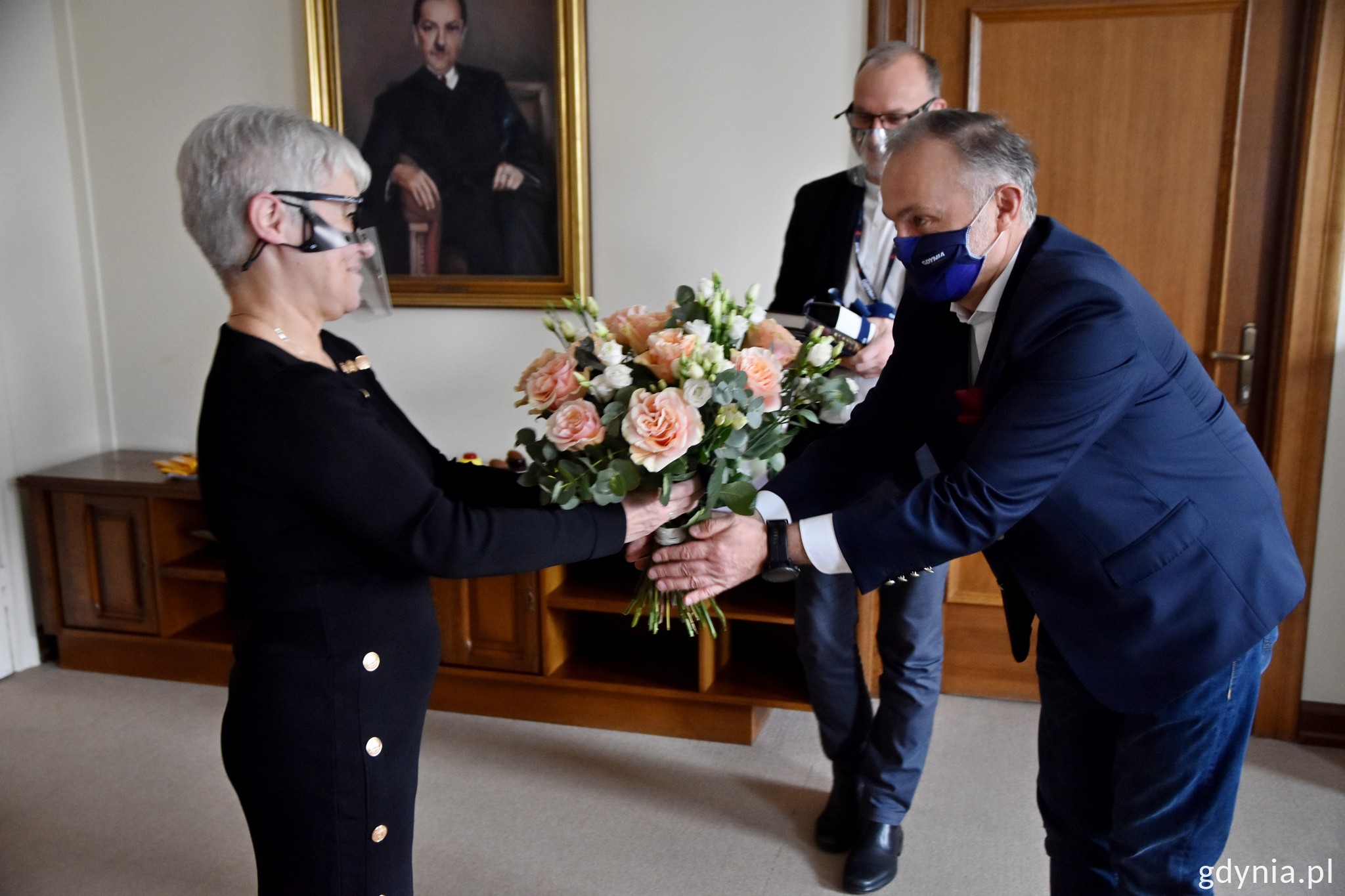 Prezydent Gdyni Wojciech Szczurek wręcza kwiaty Mirosławie Jezior, dyrektor gdyńskiego MOPS / fot. Paweł Kukla