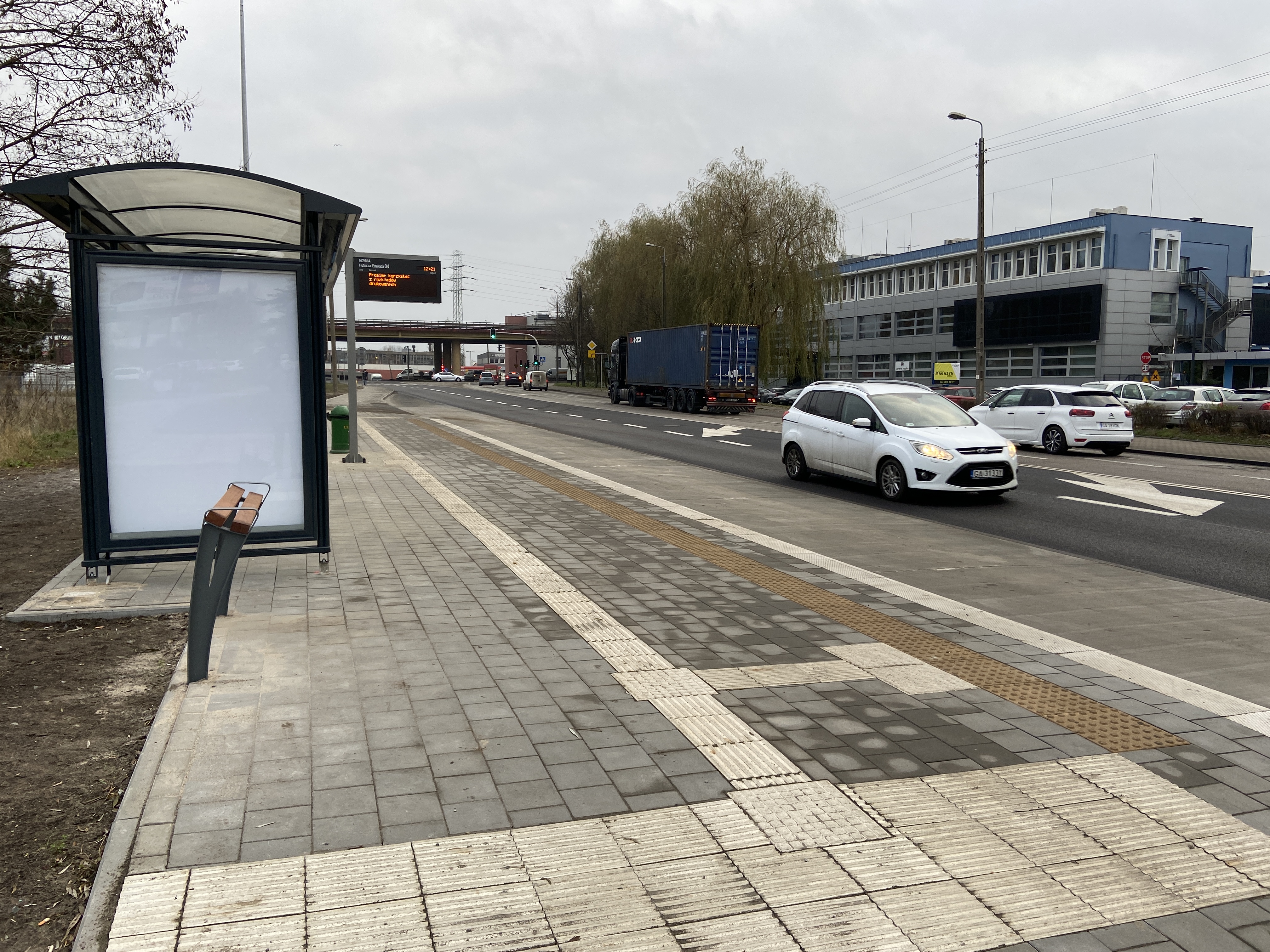 Specjalne płyty fakturowane i r&oacute;wny chodnik poprawiają komunikację w szczeg&oacute;łności osobom mającym problemy z poruszaniem się i niedowidzącym // fot. ZDiZ