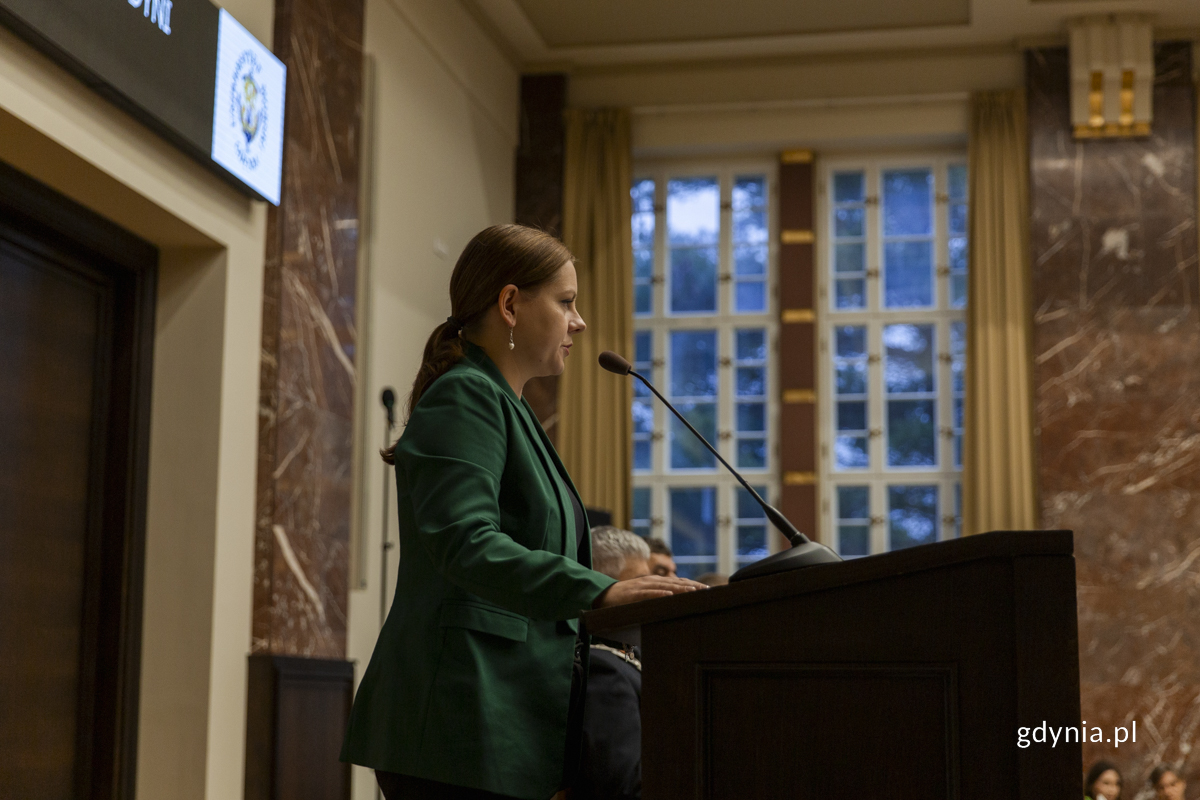 Aleksandra Kosiorek, prezydent Gdyni, podczas uroczystości z okazji 104. rocznicy działalności Uniwersytetu Morskiego (fot. Natalia Kawalerowicz)