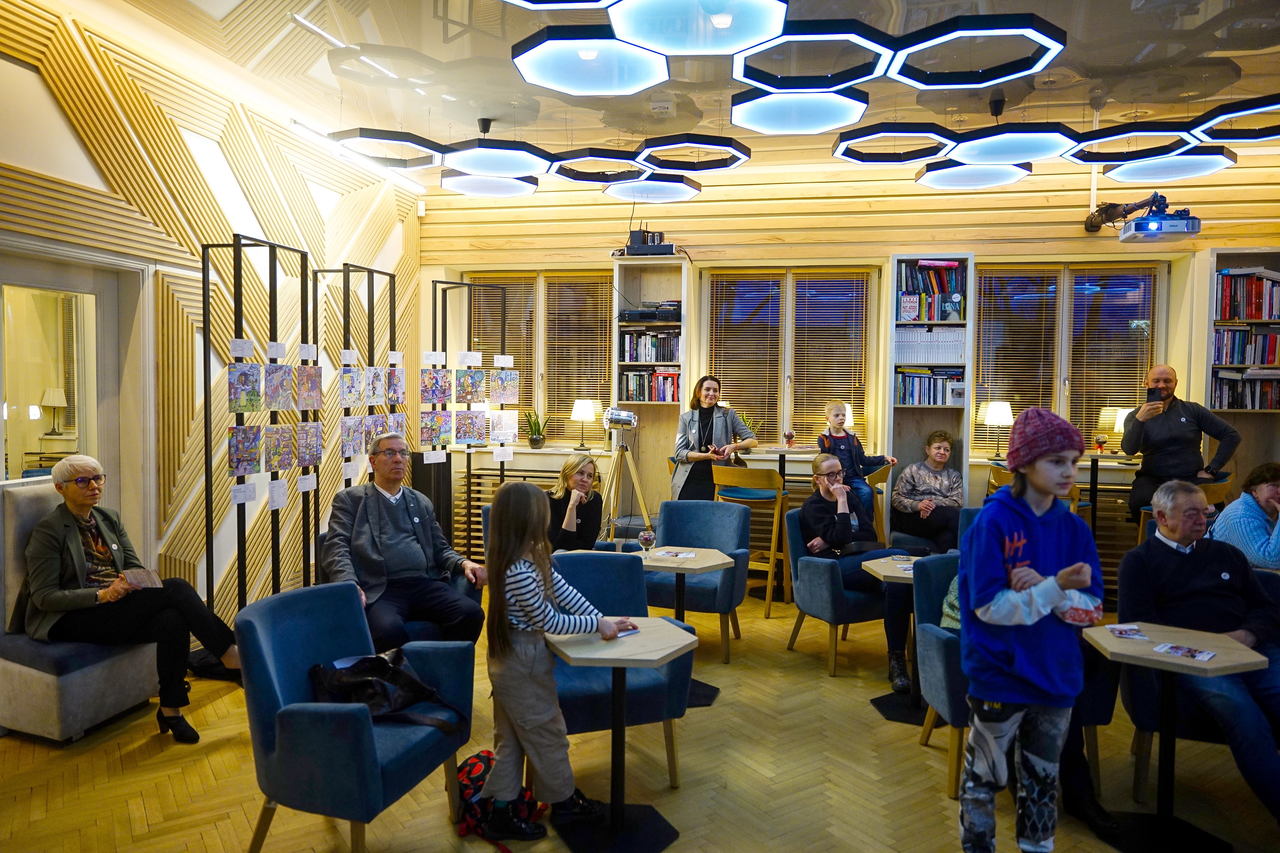 W sobotę, 25 lutego, w Konsulacie Kultury odbył się wernisaż wystawy 9-letniej Marty Hrytsaniuk, młodej artystki z Żytomierza, siostrzanego miasta Gdyni, zatytułowanej &bdquo;Wszyscy Ukraińcy to superbohaterowie&rdquo;. fot. Mirosław Pieślak