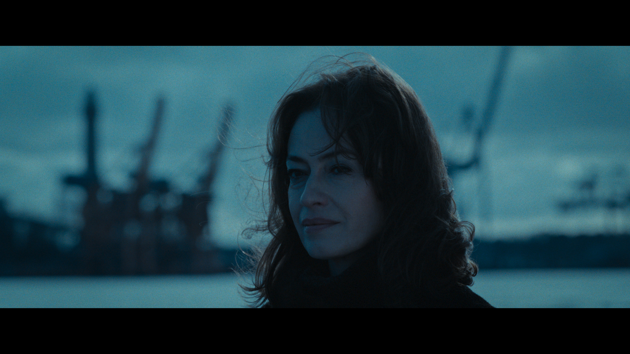 Kadr z serialu Heweliusz, Magdalena R&oacute;żczka na tle portowych suwnic