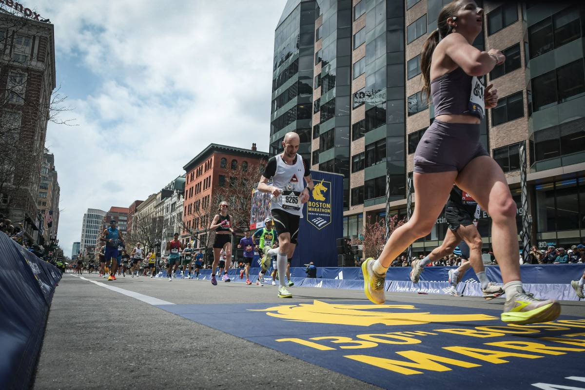 Ludzie w strojach sportowych biegnący po ulicach miasta