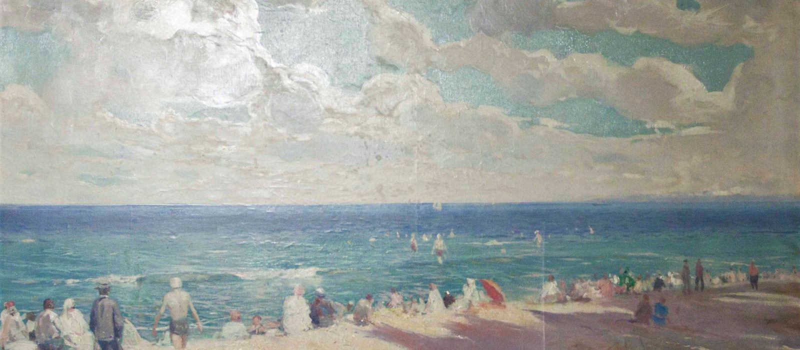 Obraz przedstawiający niebo, morze i plażę. Na brzegu oraz w wodzie znajdują się siedzacy ludzie.  