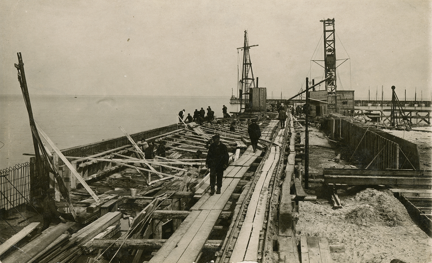 Budowie nabrzeża Szwedzkiego na Molo Węglowym w porcie tymczasowym Gdyni. Źr&oacute;dło: gdyniawsieci.pl