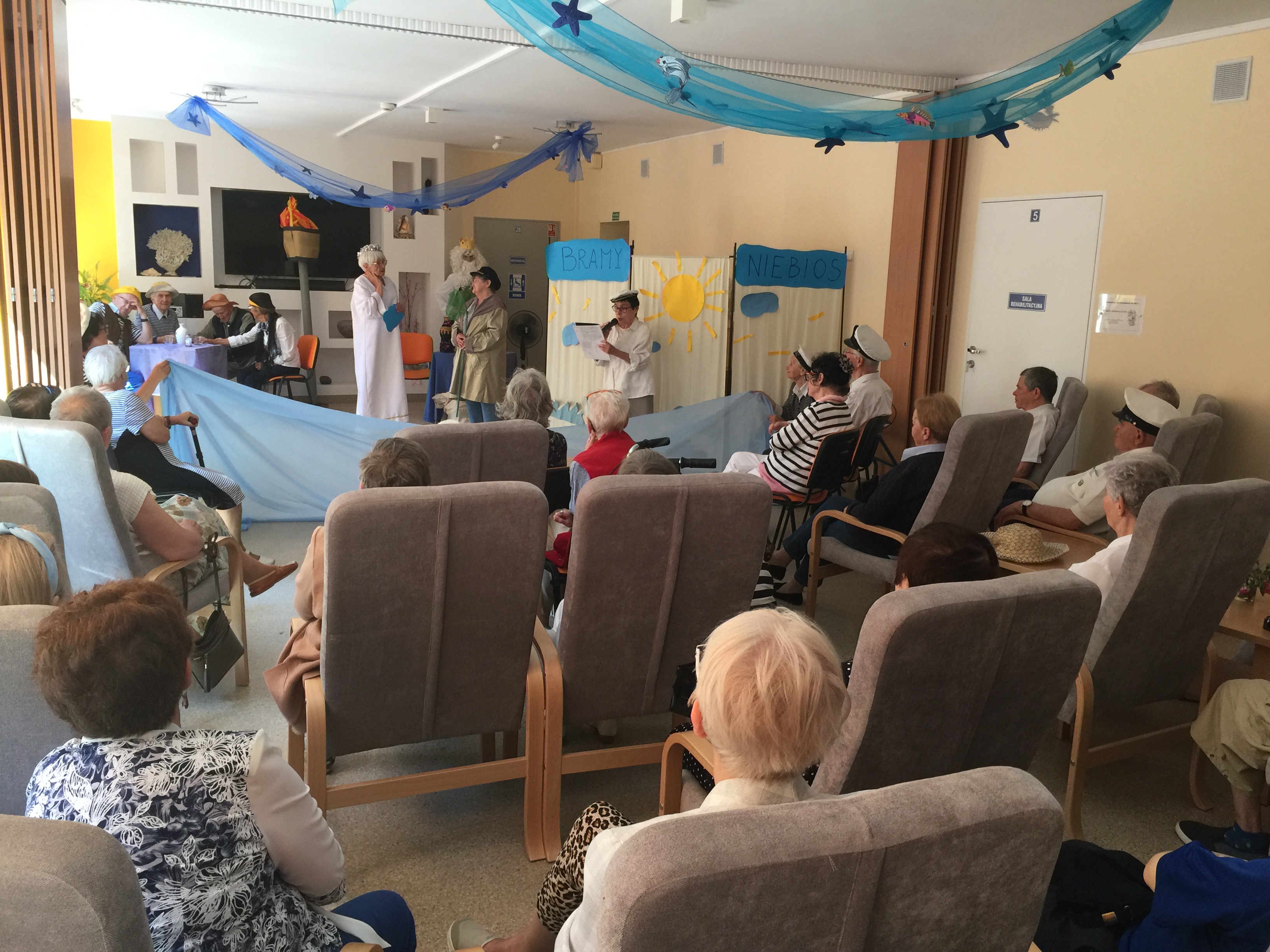 Grupa os&oacute;b oglądających przedstawienie