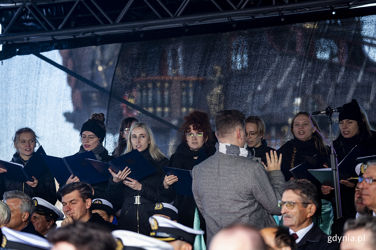 Śpiewa ch&oacute;r akademicki.