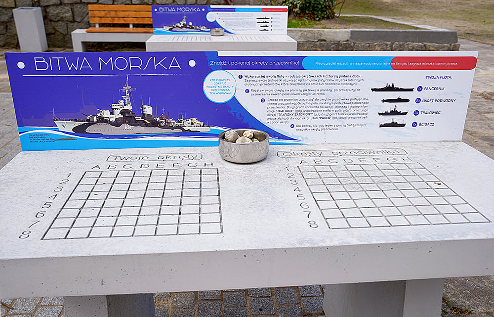 Dwa stoły do klasycznej gry stanęły przy wystawie plenerowej Muzeum Marynarki Wojennej w Gdyni, fot. Muzeum Marynarki Wojennej
