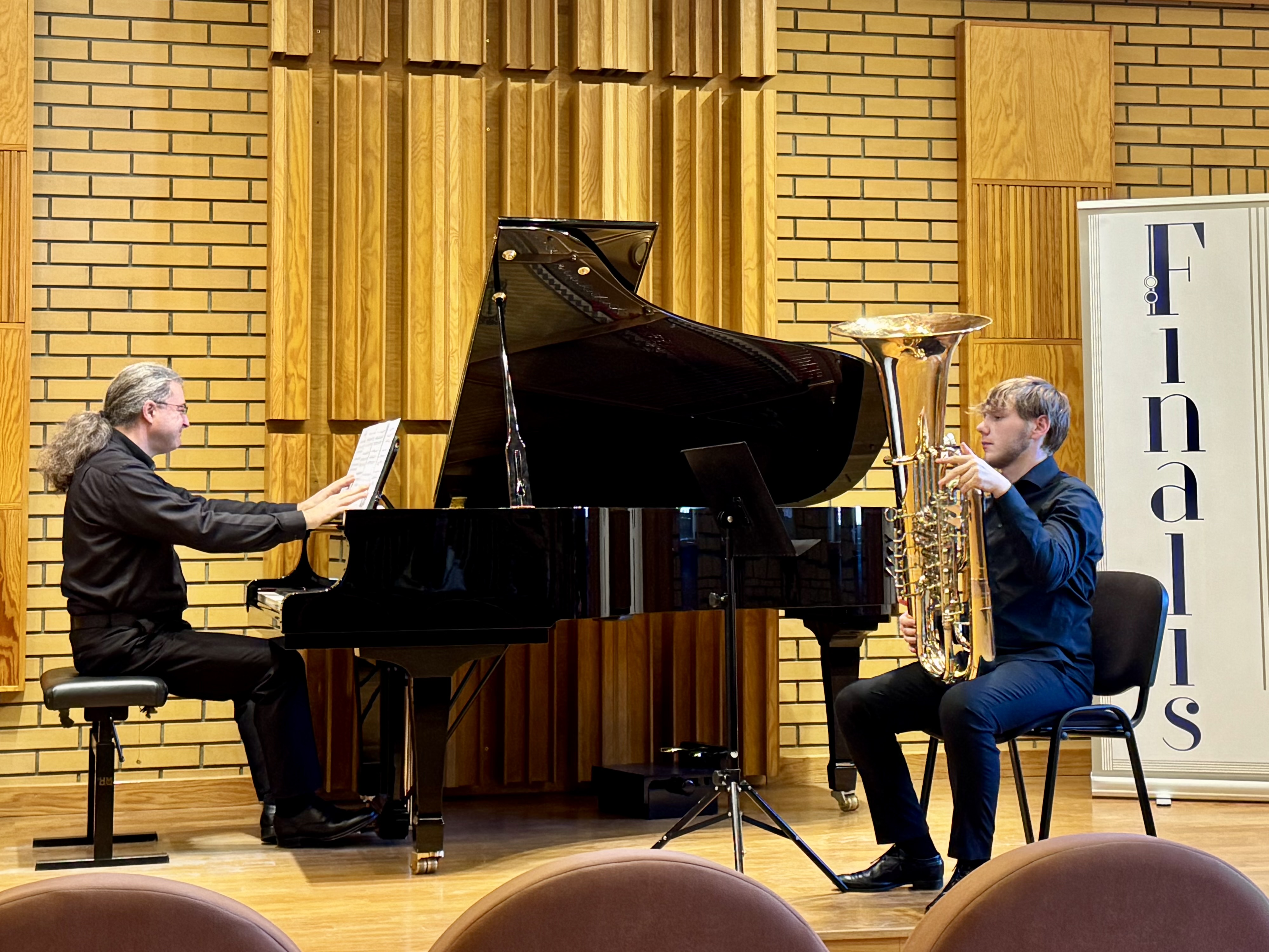 Beniamin Brzozowski gra na tubie