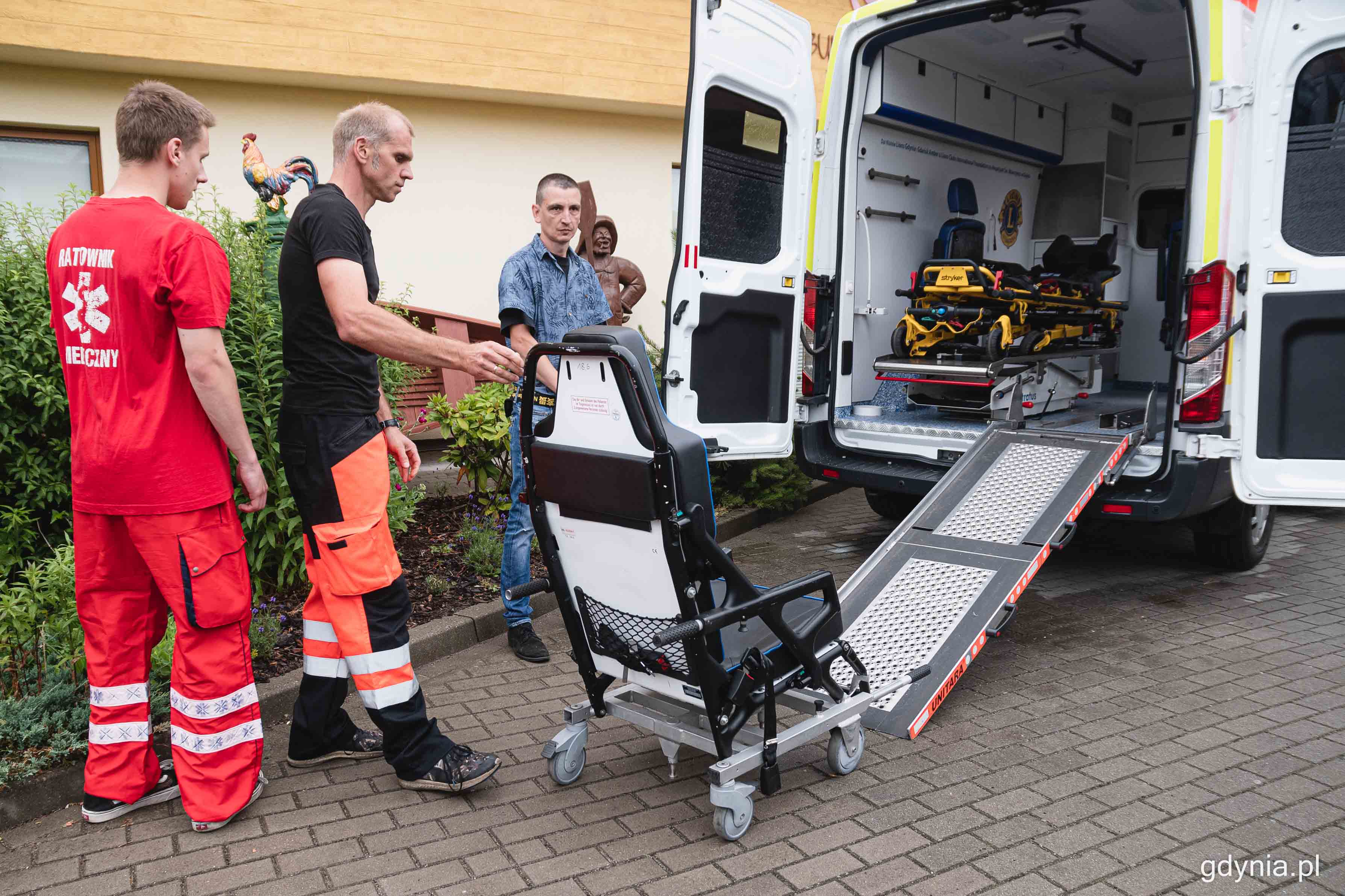 Nowy pojazd jest dobrze wyposażony, żeby transporty pacjent&oacute;w do hospicjum były bardziej komfortowe, fot. Kamil Złoch