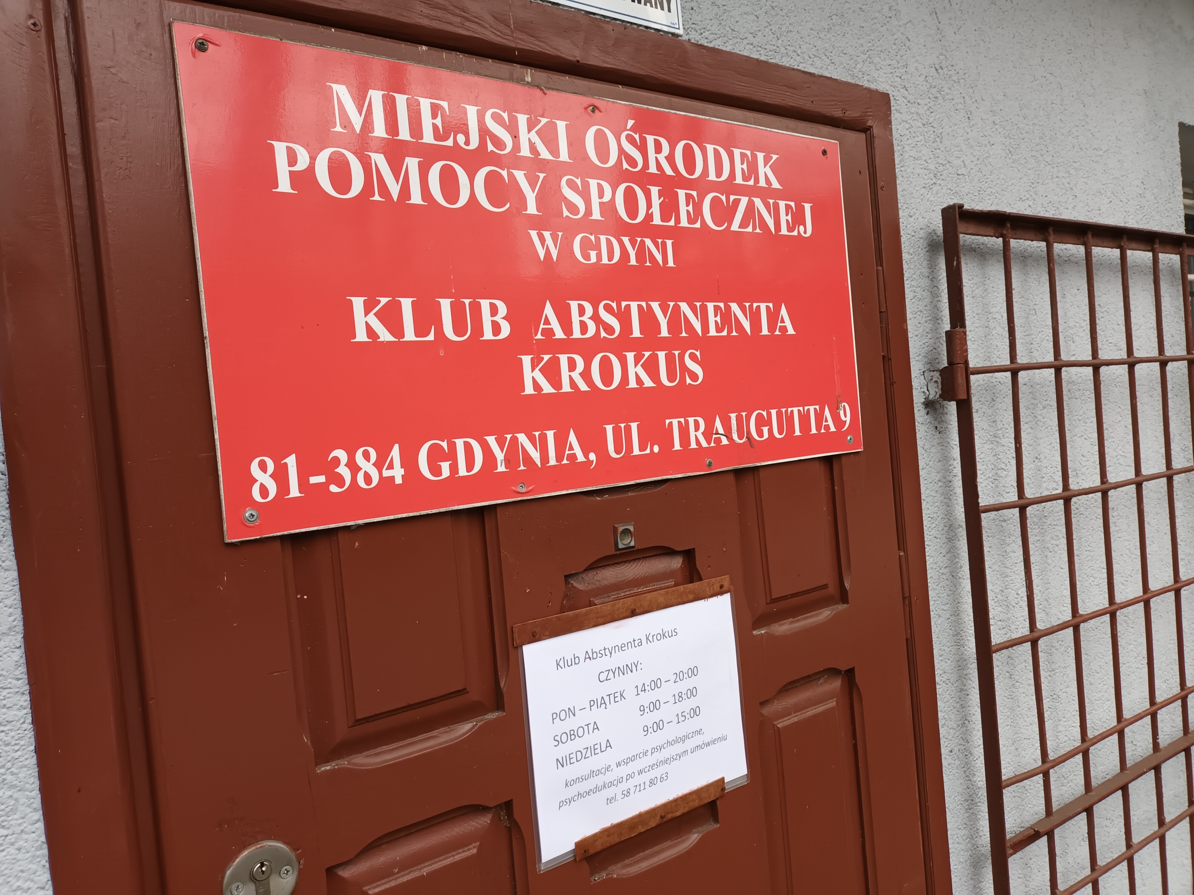 Tabliczka na drzwiach Klubu Abstynenta "Krokus"