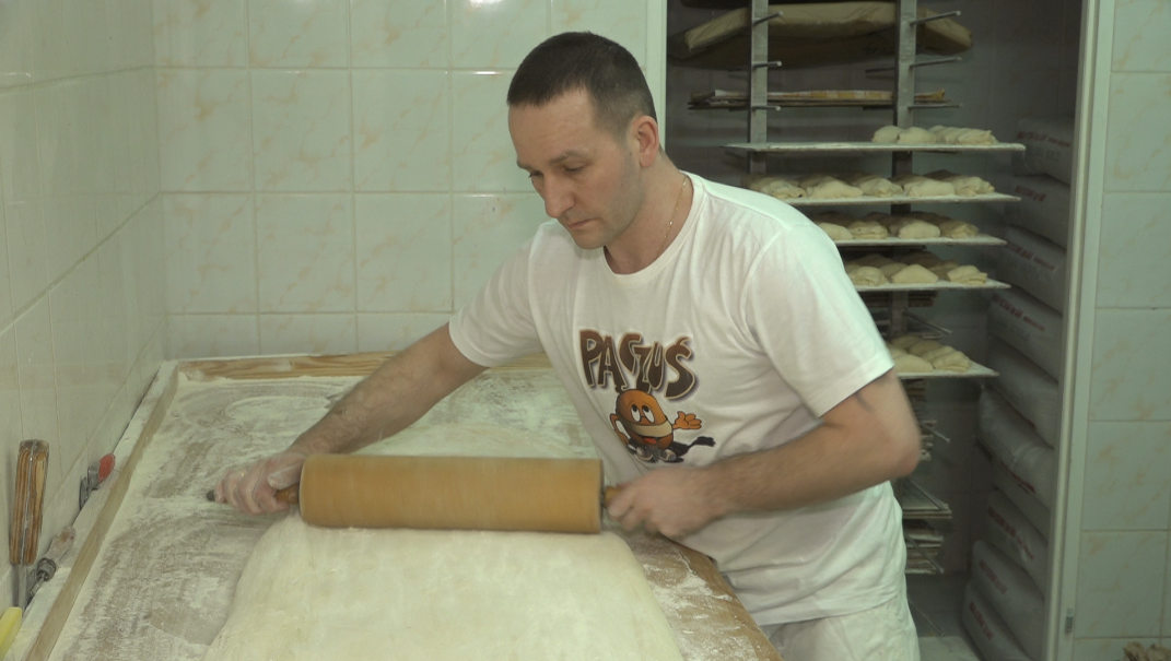 Michał Kowalik z "Pączusia" przygotowuje partię pączk&oacute;w, fot. Kamil Złoch