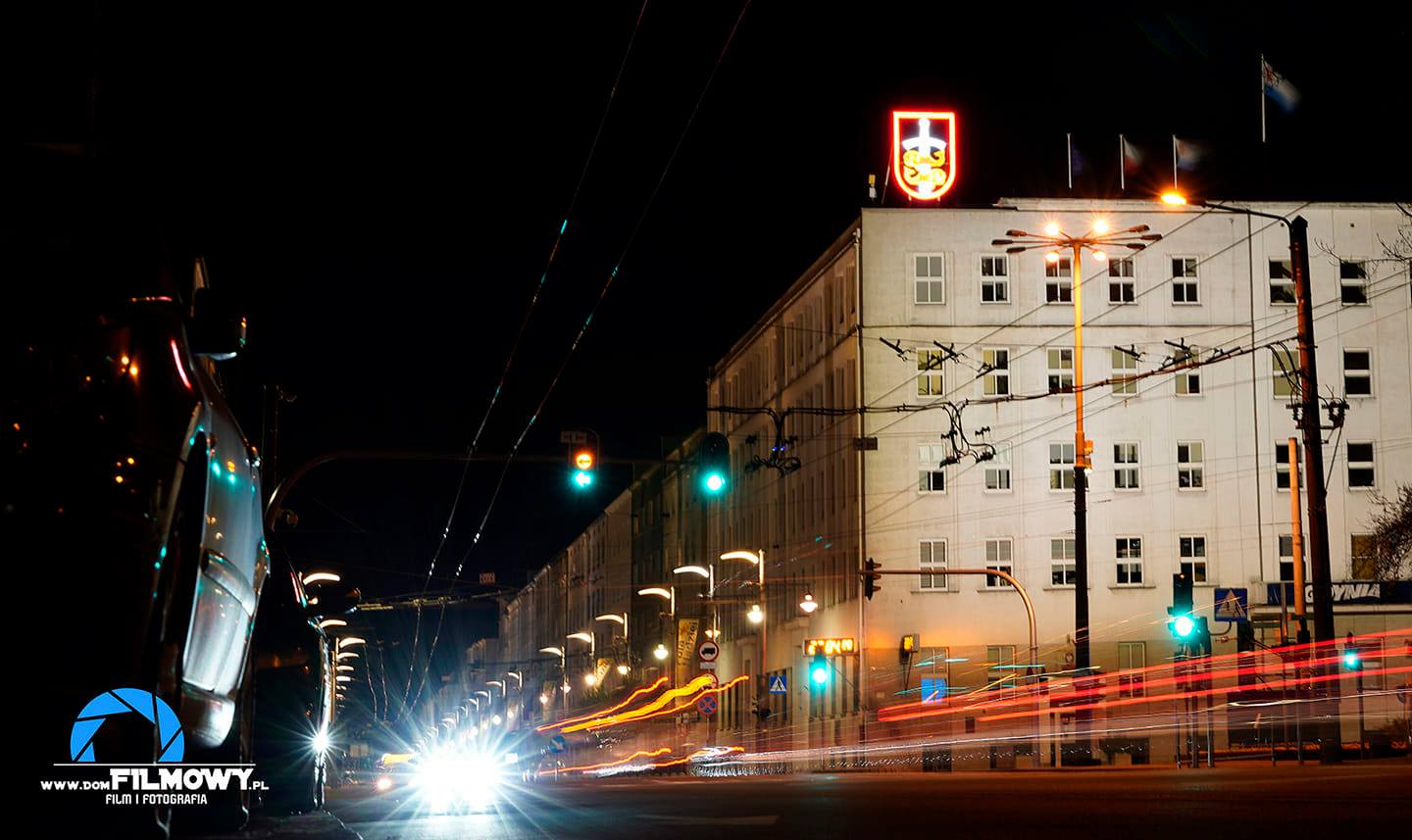 W &bdquo;Godzinie dla Ziemi&rdquo; symbolicznie zgaśnie m.in. podświetlenie elewacji Urzędu Miasta Gdyni (na zdjęciu) oraz charakterystyczny herb na dachu budynku, fot. Jakub Zieliński / z naszej facebookowej grupy Gdynia w obiektywie