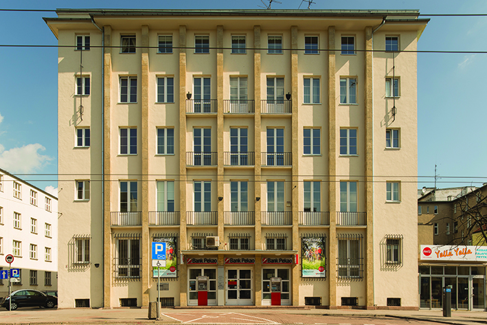 Bank Gospodarstwa Krajowego przy ul. 10 Lutego 10, masywne lizeny wykonane z blok&oacute;w ż&oacute;łtoszarego wapienia, pozostałe partie elewacji wykończone tynkiem.