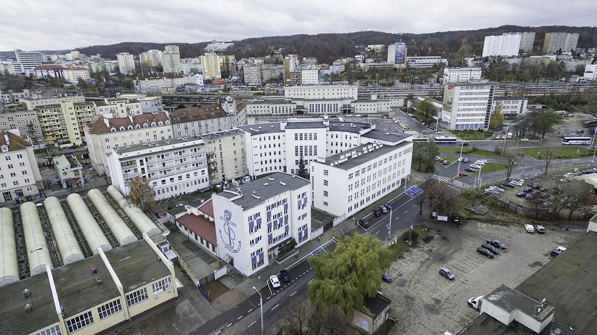 Widok z lotu ptaka na miejskie budynki.