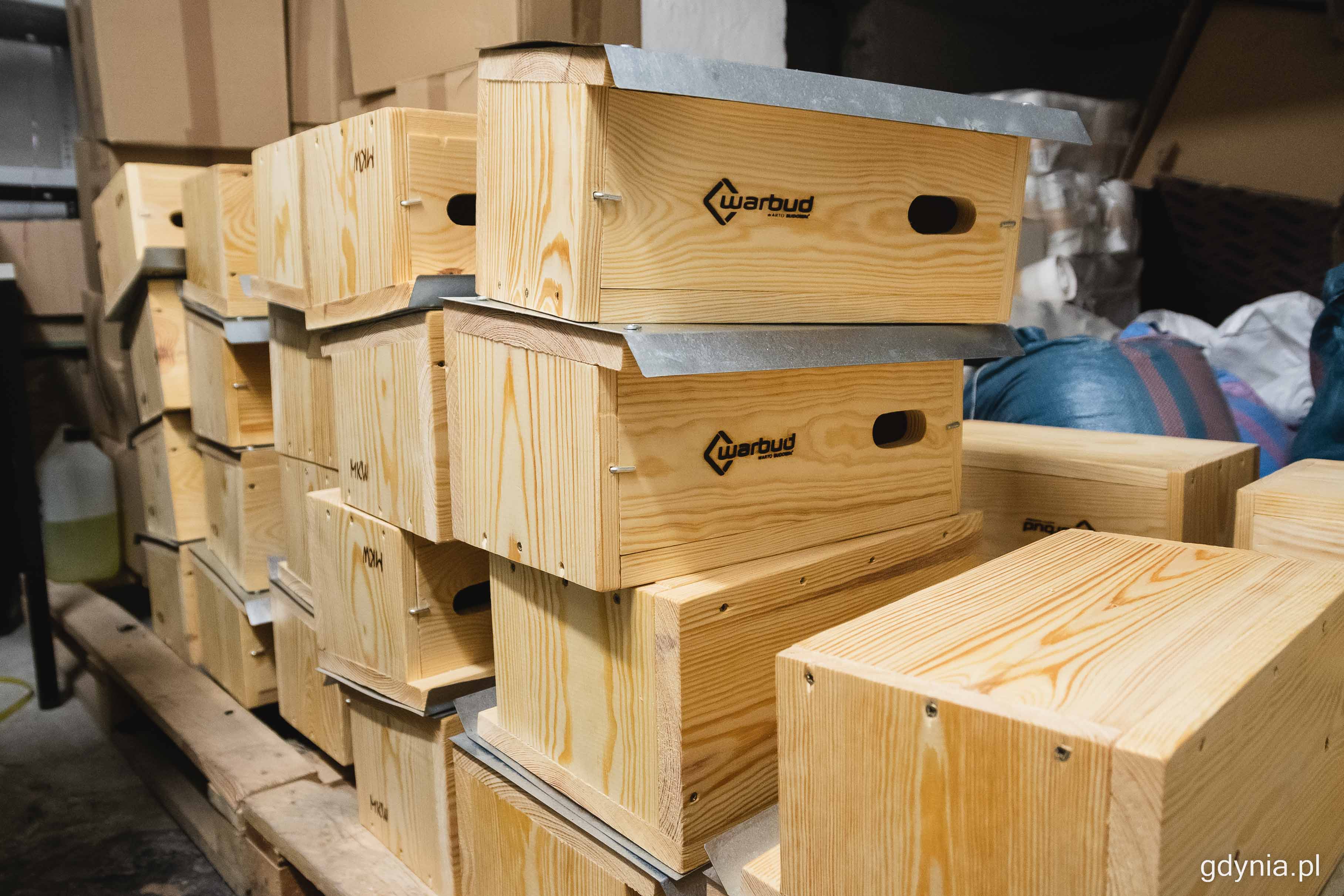 Budki lęgowe dla jerzyk&oacute;w czekają w urzędowym magazynie - wkr&oacute;tce zawisną na ścianie budynku mieszkalnego, fot. Kamil Złoch