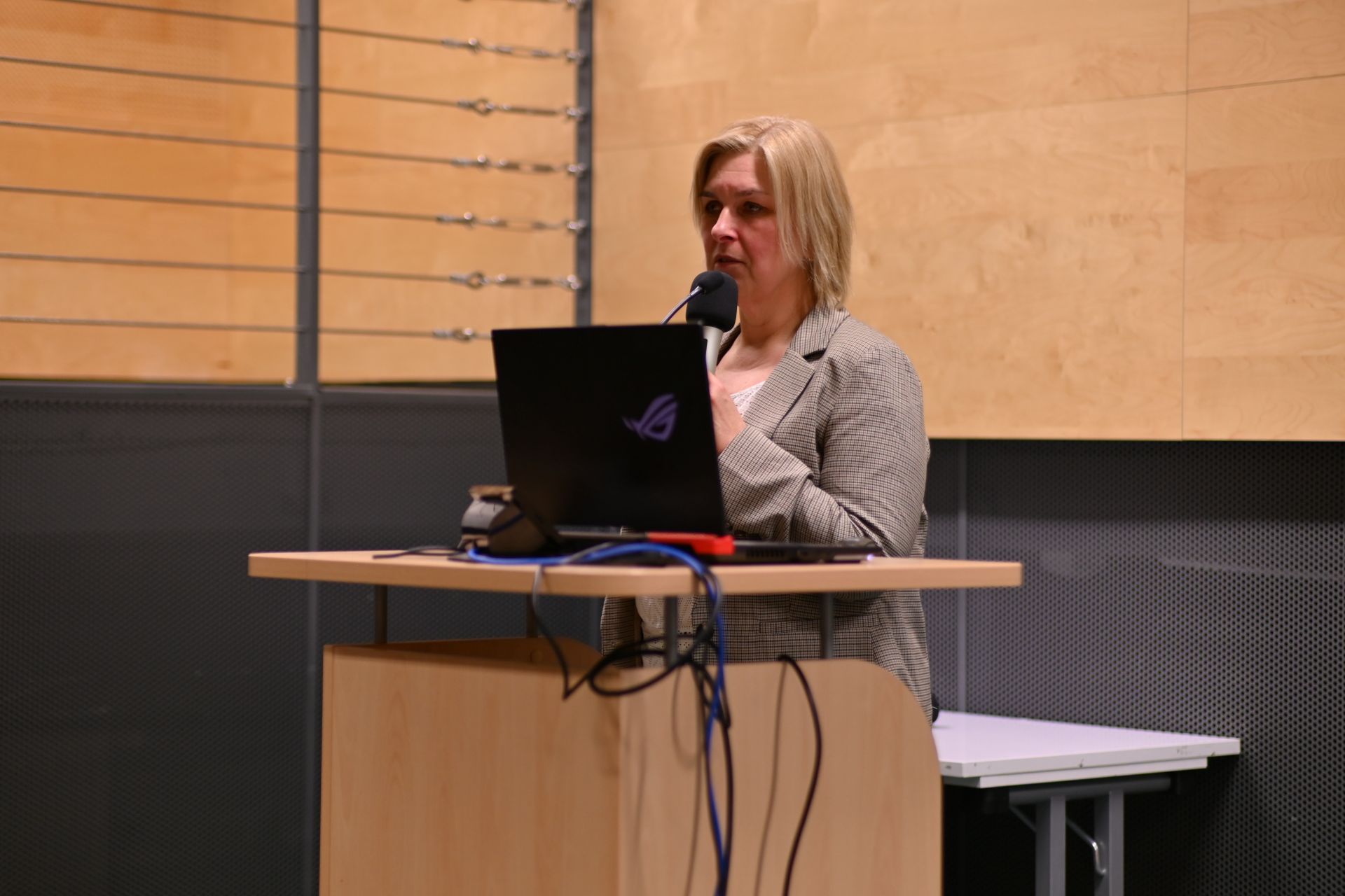 kobieta w średnim wieku na m&oacute;wnicy