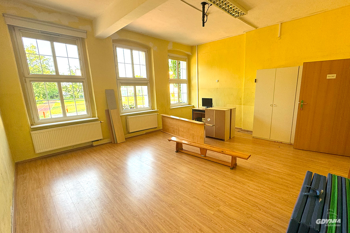 Pusta sala szkolna podczas remontu