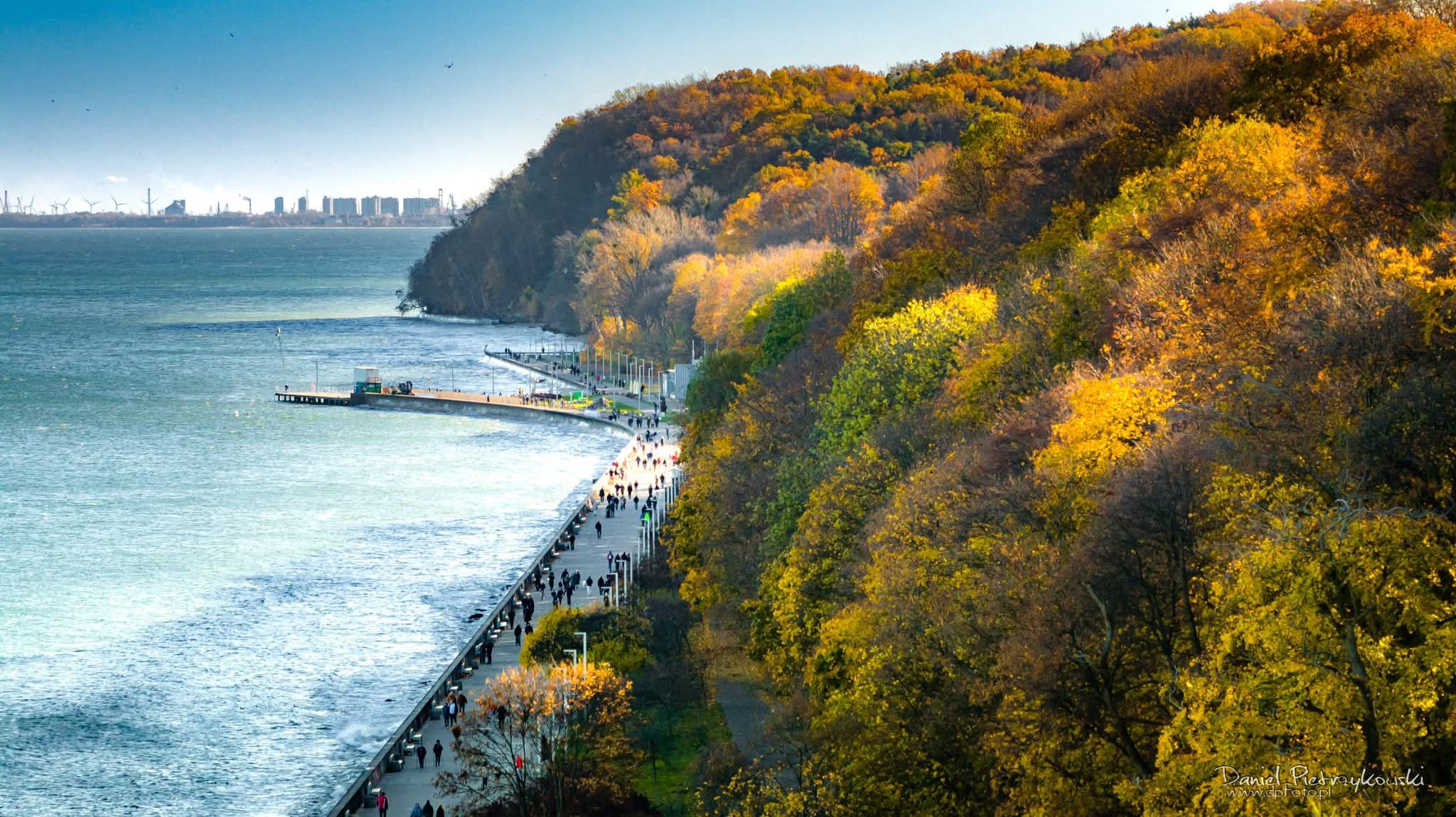 Zdjęcie z powietrza, Bulwar Nadmorski, lato lub jesień, widoczne morze, drzewa, spacerujący ludzie