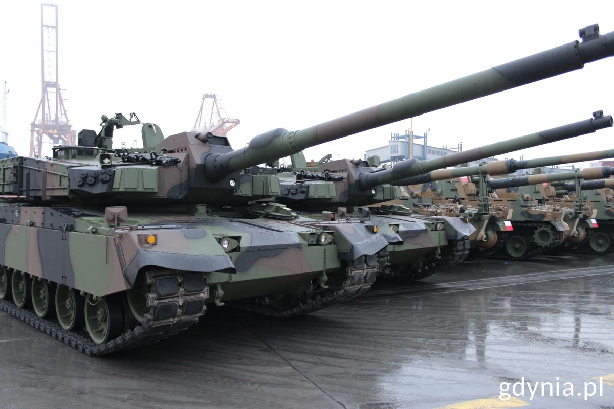 Czołgi i armatohaubice ustawione w rzędzie