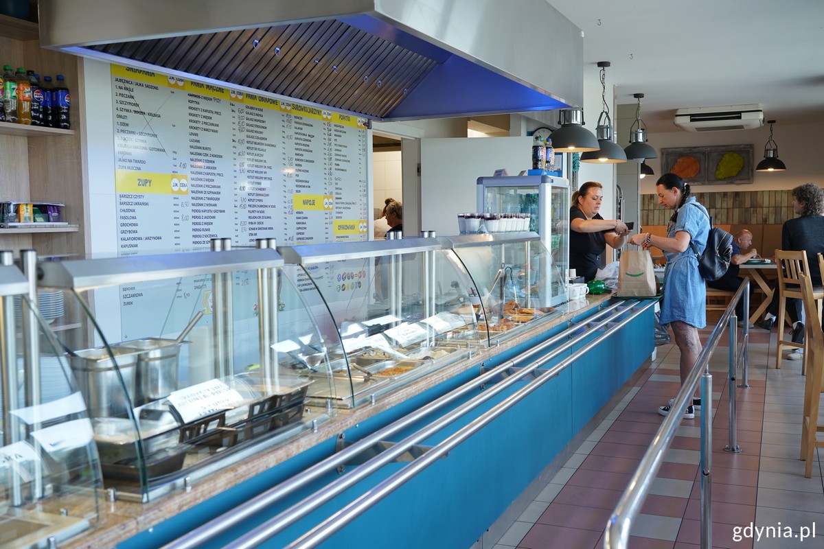 Wnętrze baru Domowy i klienci odbierający zam&oacute;wienie