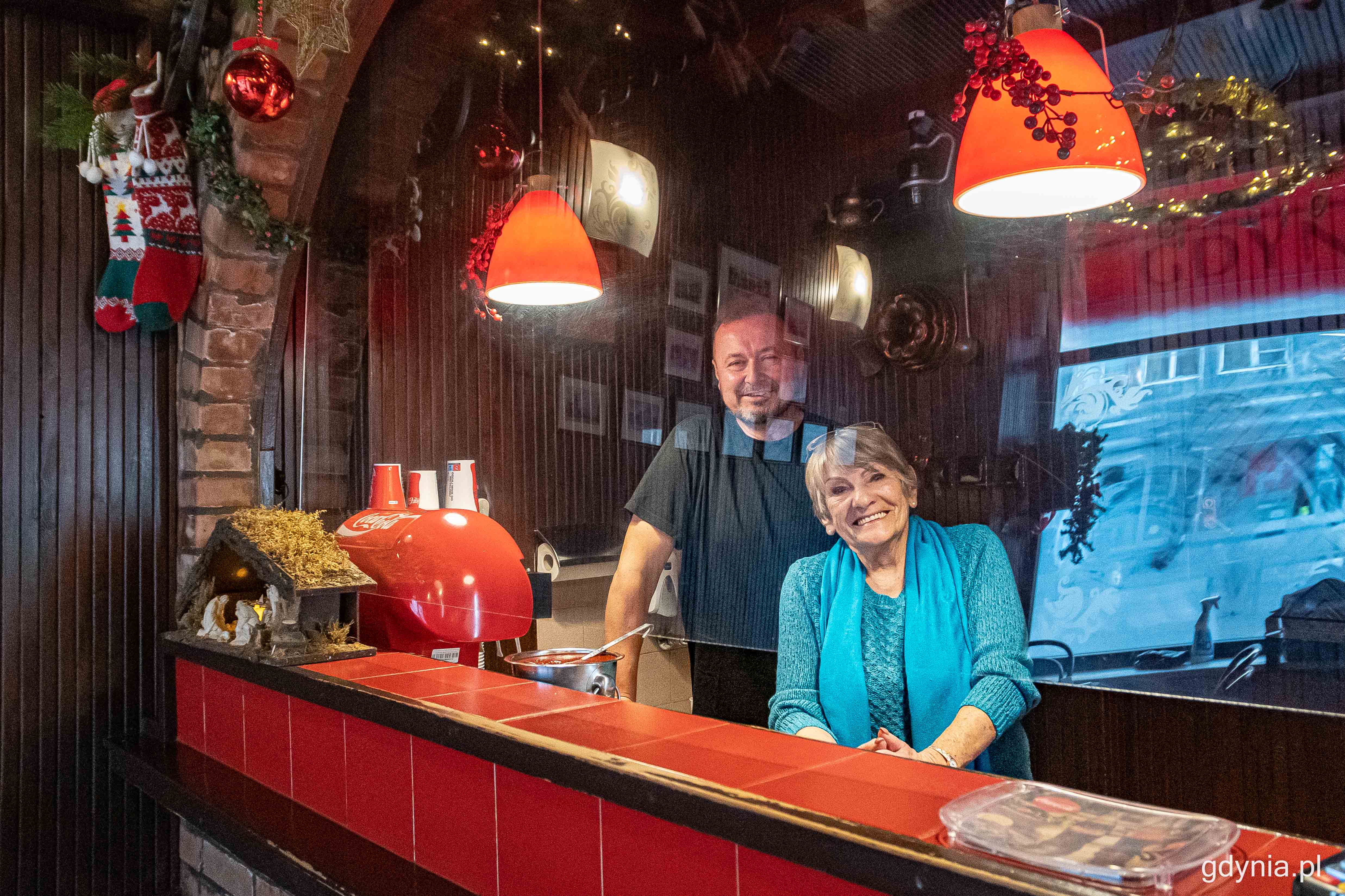 Podstawa &bdquo;Gdynianki" to także ludzie - Elżbieta Malinowska (po prawej) prowadzi pizzerię od samego początku, a Ireneusz Gajewski (po lewej) pracuje w tym miejscu od 1991 roku, fot. Kamil Złoch