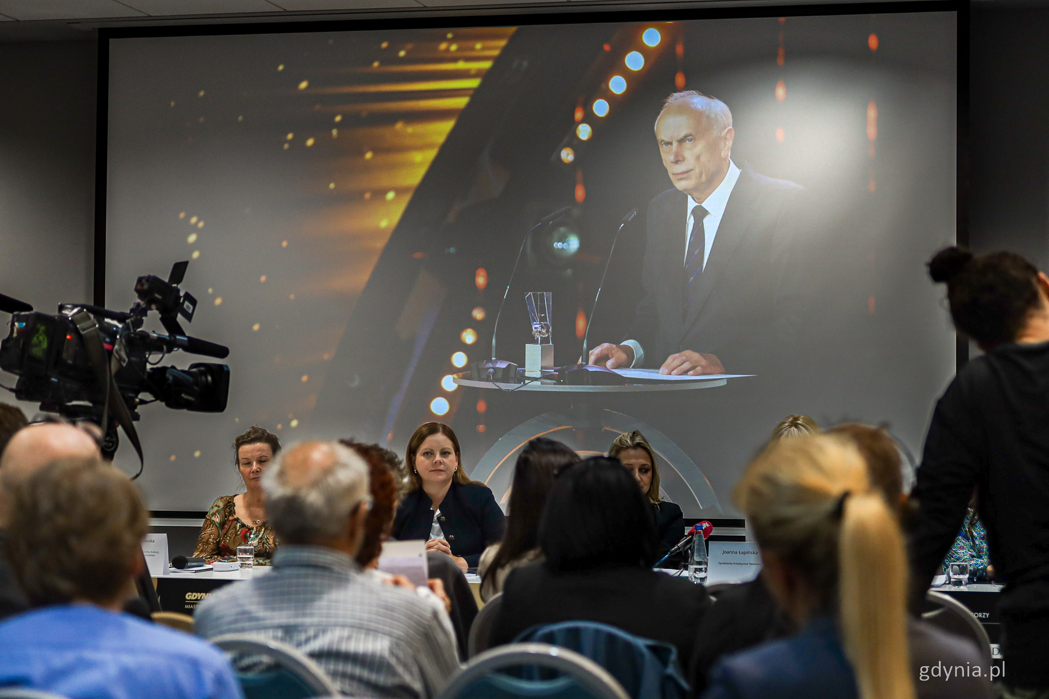 Uczestnicy konferencji, za nimi na ekranie zdj. śp. Leszka Kopcia