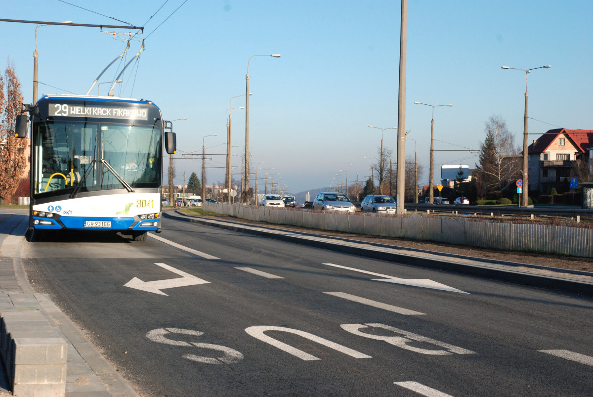Trolejbus na nowym buspasie na ulicy Wielkopolskiej./ fot. Monika Karnowska/ ZDiZ
