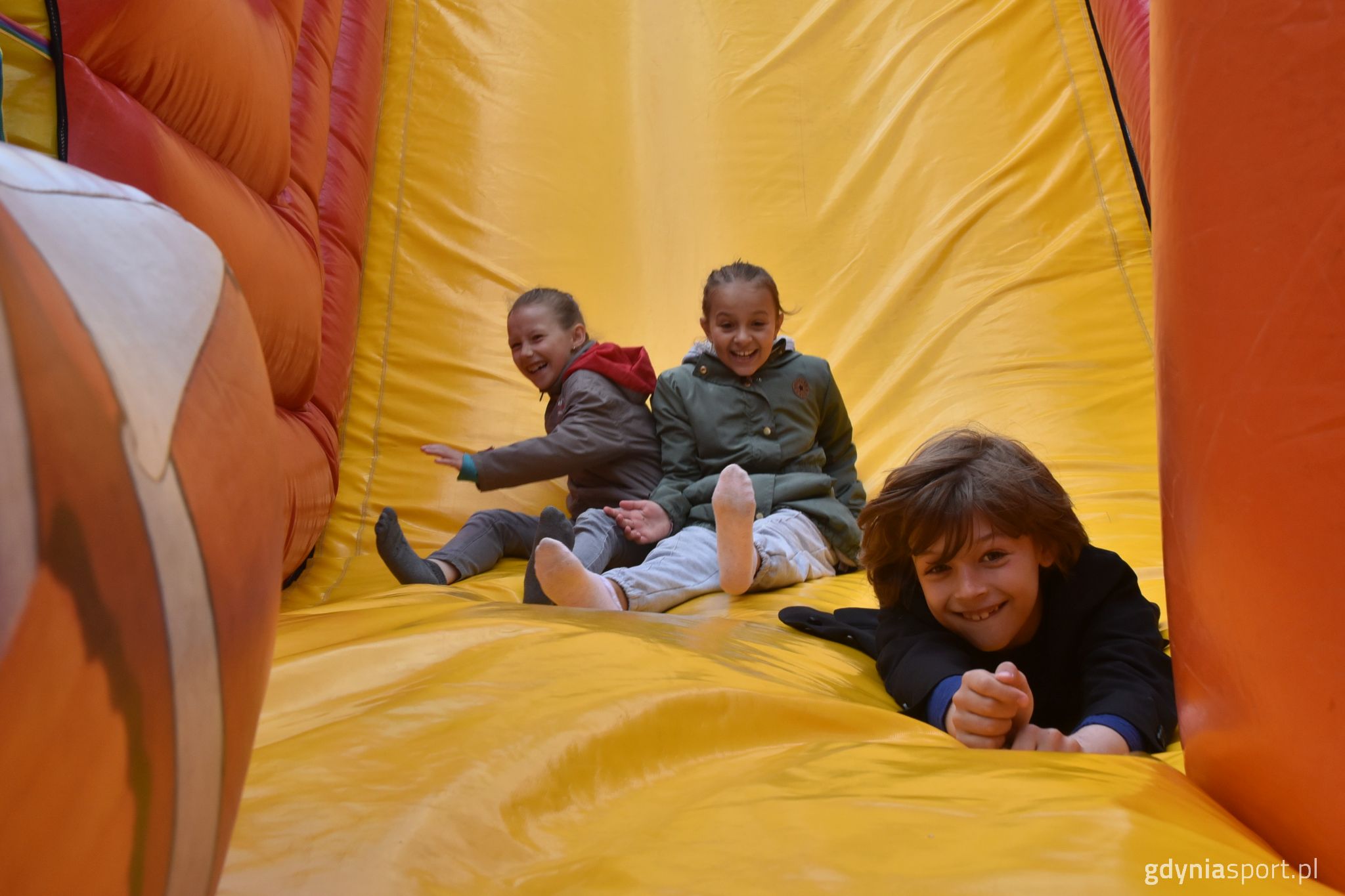 tr&oacute;jka dzieci na zabawce dmuchanej