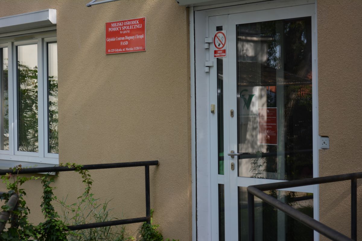 Zdjęcie przedstawia wejście do Gdyńskiego Centrum Diagnozy i Terapii FASD.