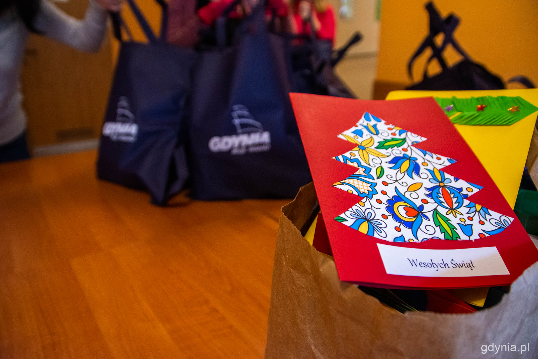 Do paczek dołączane były laurki od przedszkolak&oacute;w i uczni&oacute;w szk&oacute;ł podstawowych z Gdyni // fot. Paweł Kukla