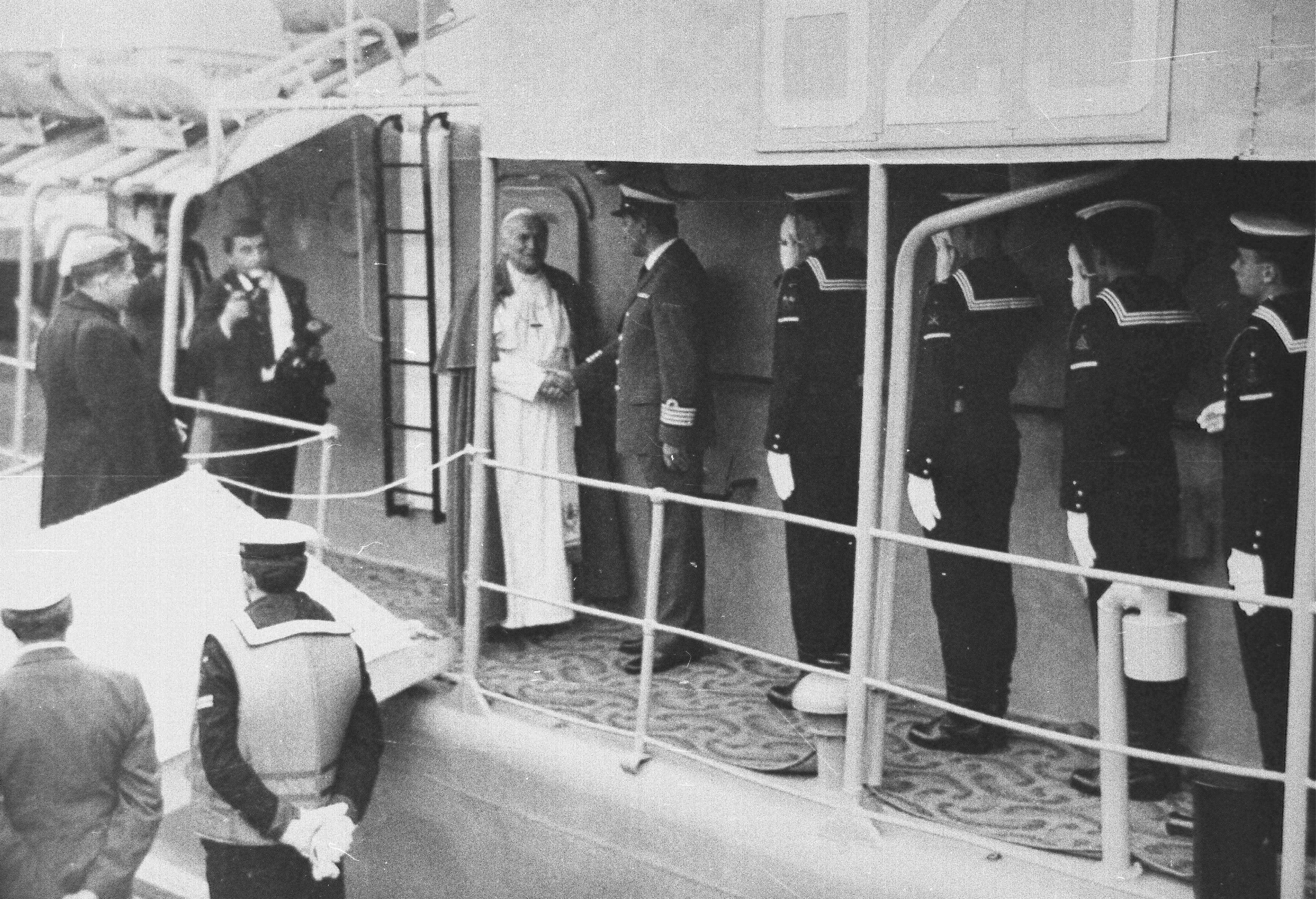 Papież na ORP Mewa //fot. przekazane przez p.Mariana Kluczyńskiego ze zbior&oacute;w Marynarki Wojennej