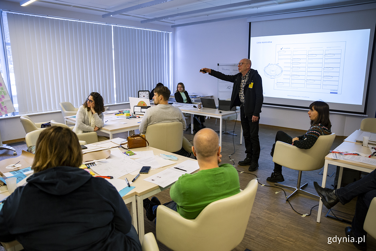 Warsztaty dizajnu w ramach projektu Gdynia Kreatywna, prowadzone przez prof. Marka Adamczewskiego i Alicję Wianecką ze studia maradDesign. Fot. Przemysław Kozłowski