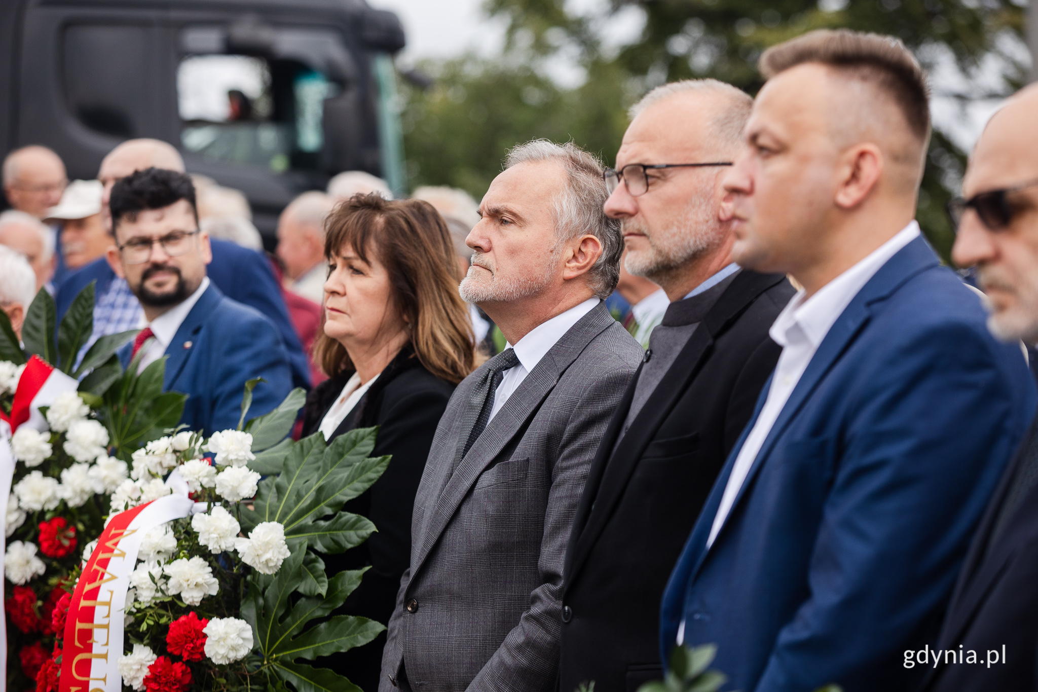 W obchodach 43. rocznicy strajk&oacute;w sierpniowych i podpisania porozumień sierpniowych przed pomnikiem Ofiar Grudnia '70 wzięli udział m.in. (od prawej): Andrzej Kołodziej, prezes Fundacji Pomorska Inicjatywa Historyczna, Kordian Kulaszewicz - prezes Fundacji Adaptacja, wiceprezydent Gdyni Michał Guć, Wojciech Szczurek - prezydent Gdyni i Małgorzata Zwiercan z Fundacji Pomorska Inicjatywa Historyczna // fot. Karol Stańczak
