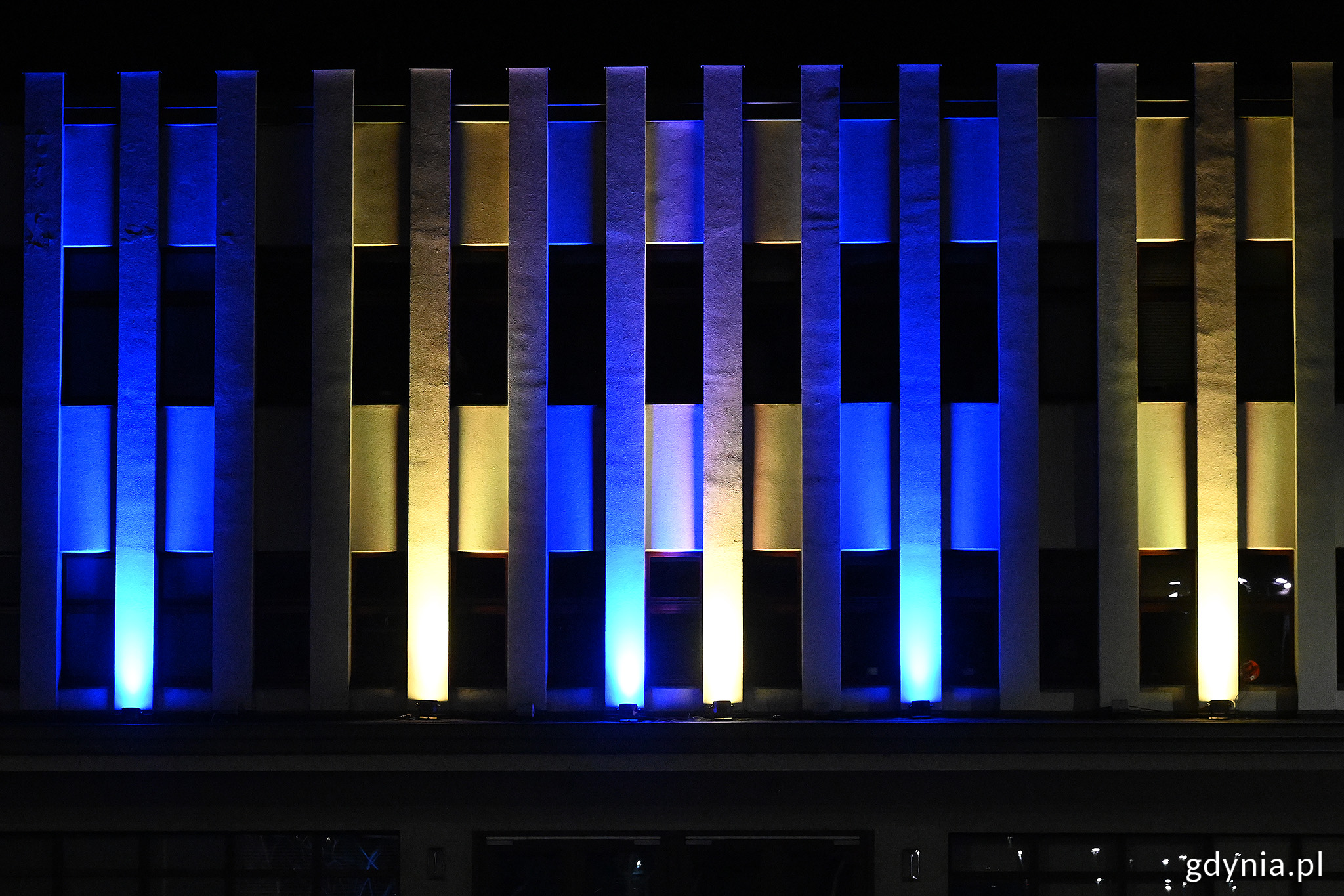 elewacja Muzeum Emigracji podświetlona na ż&oacute;łto i niebiesko