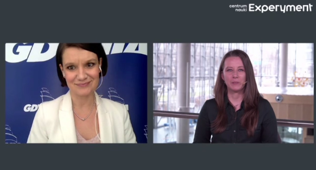 Uczestnik&oacute;w powitała wiceprezydent Katarzyna Gruszecka-Spychała (w okienku po lewej). W okienku po prawej - Lilianna Gołaszewska, prowadząca konferencję "Edukacja w akcji" // screen z transmisji konferencji "Edukacja w akcji"