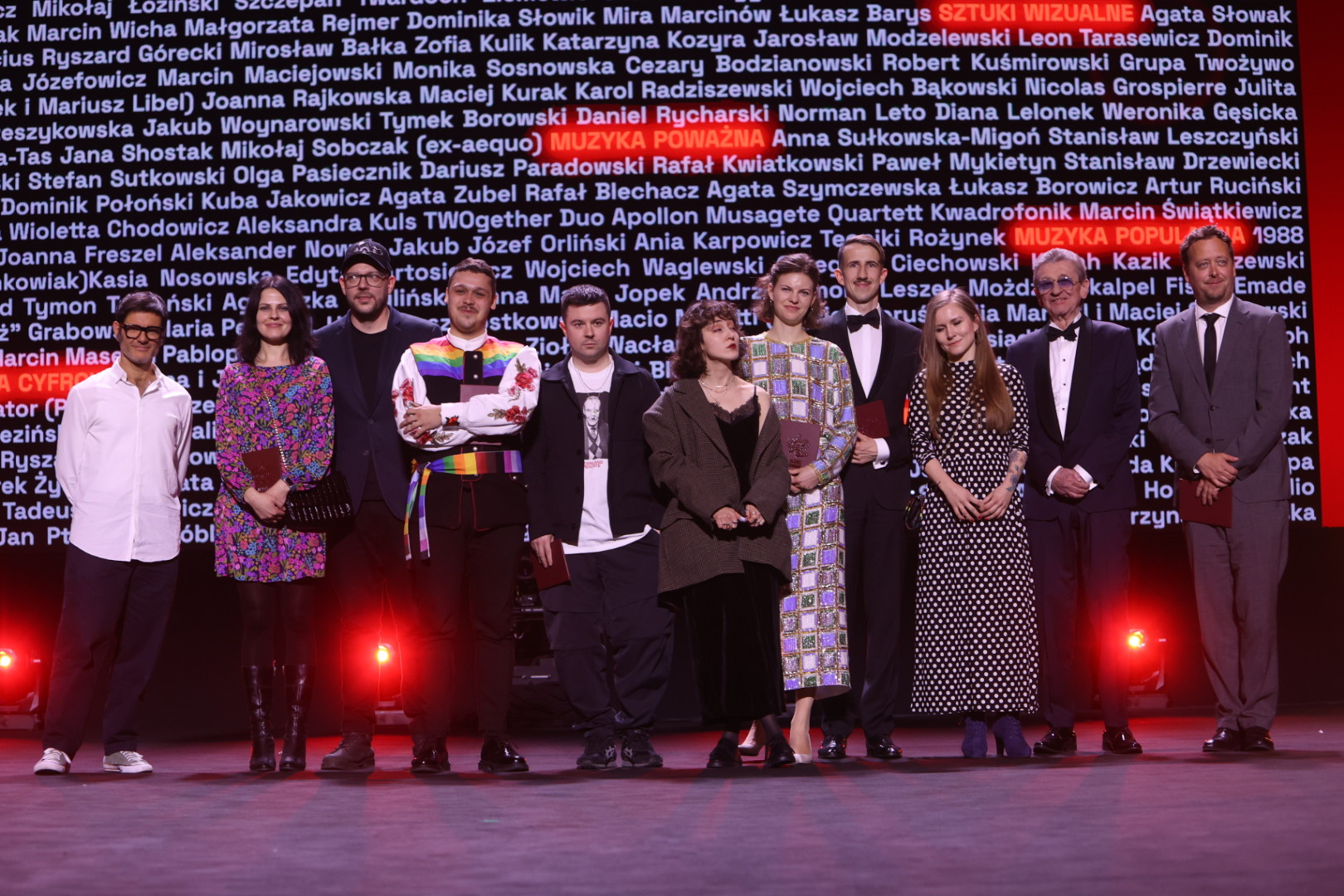 Laureaci Paszport&oacute;w Polityki 2022, a wśr&oacute;d nich producent 1988 (piąty z lewej) i Grzegorz  Piątek (czwarty z prawej) // fot. Leszek Zych/Polityka