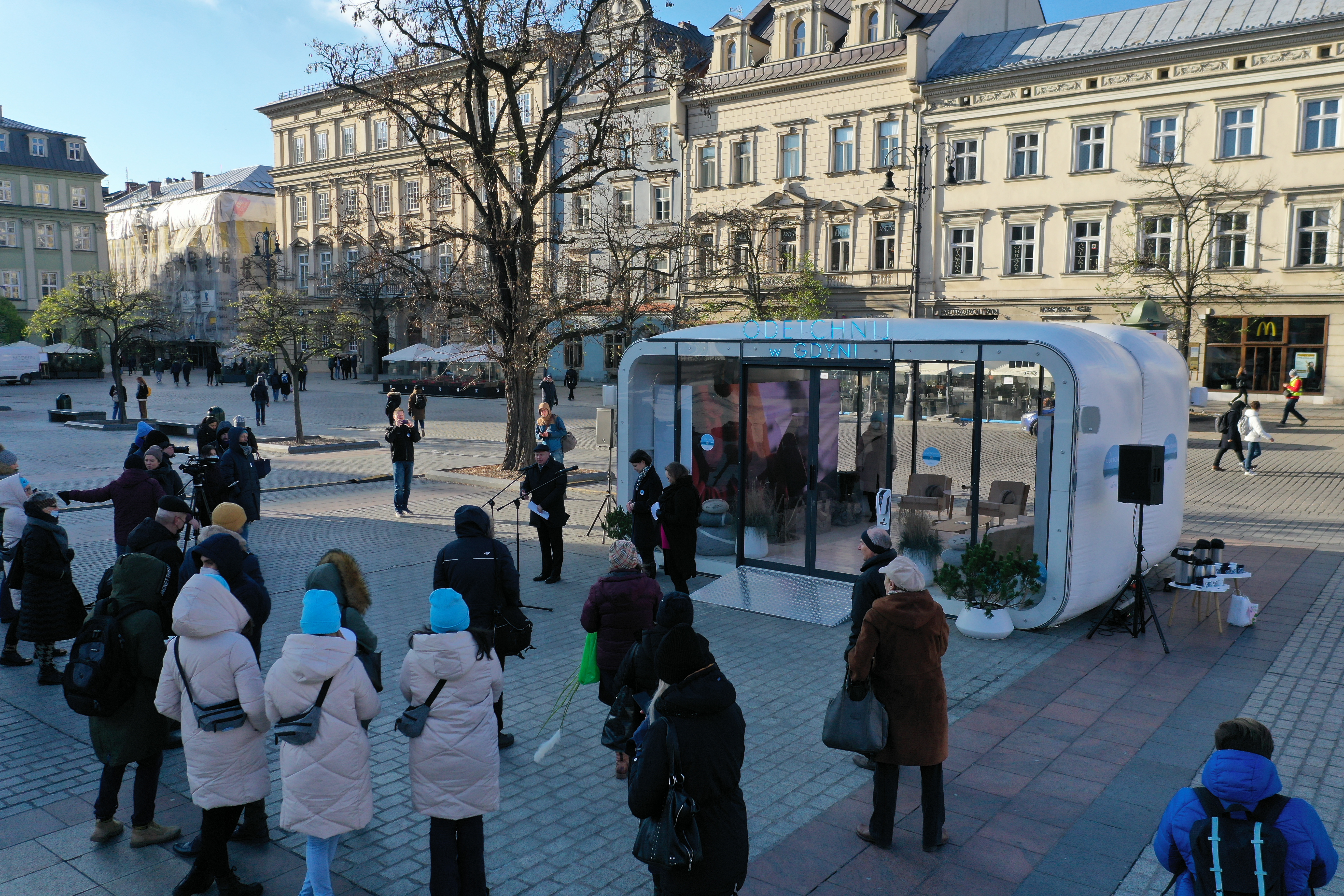 Briefing prasowy przy gdyńskim pawilonie na Rynku Gł&oacute;wnym w Krakowie. Przed pawilonem (od lewej): Jerzy Muzyk, zastępca prezydenta Krakowa i Katarzyna Gruszecka-Spychała - wiceprezydent Gdyni ds. gospodarki. Przed nimi dziennikarze i mieszkańcy Krakowa // fot. Jan Graczyński/ krakow.pl