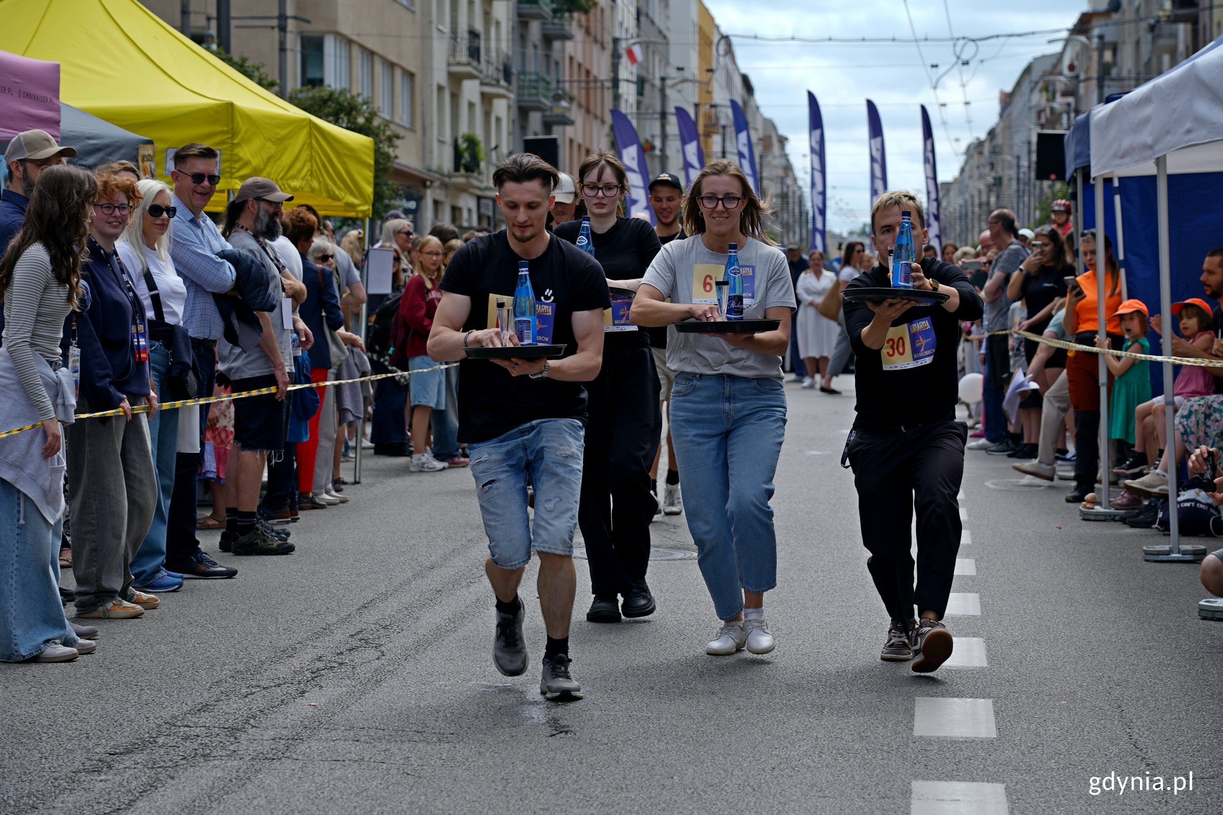 Bieg Kelner&oacute;w w wykonaniu profesjonalist&oacute;w na Kulinarnej Świętojańskiej (fot. Magdalena Czernek)