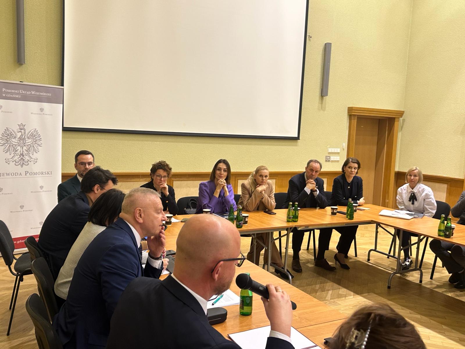 Uczestnicy okrągłego stołu. Na zdj. m.in.: wiceprezydentka Gdyni Katarzyna Gruszecka-Spychała, marszałek wojew&oacute;dztwa pomorskiego Mieczysław Struk, ministra edukacji Barbara Nowacka, wojewoda pomorska Beata Rutkiewicz i p.o. prezydenta Sopotu &ndash; Magdalena Czarzyńska-Jachim (fot. PUW)