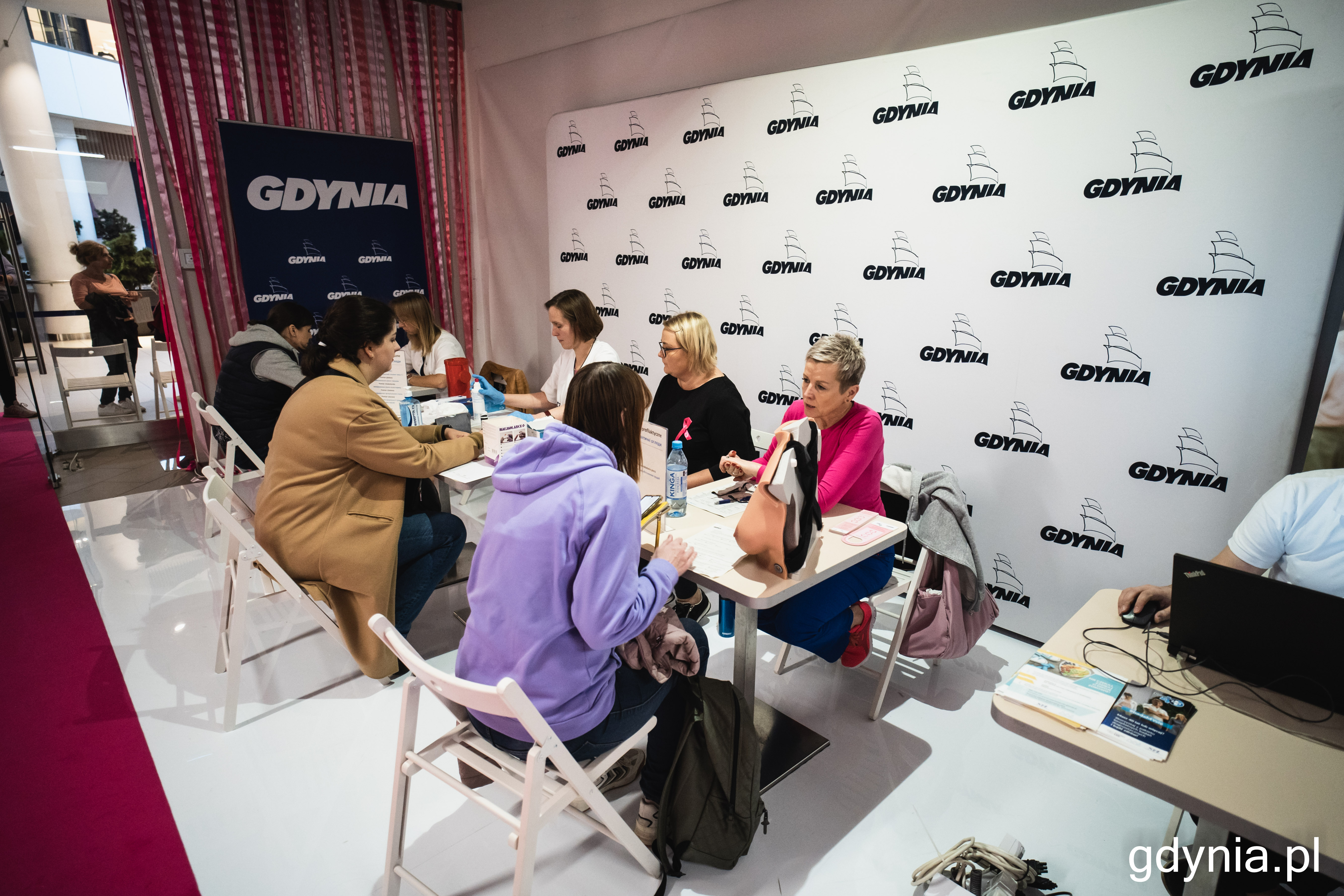 Na zainteresowane gdynianki czekały zar&oacute;wno stoiska do nauki samobadania, jak i lekarze, kt&oacute;rzy dokonywali indywidualnych konsultacji, fot. Kamil Złoch