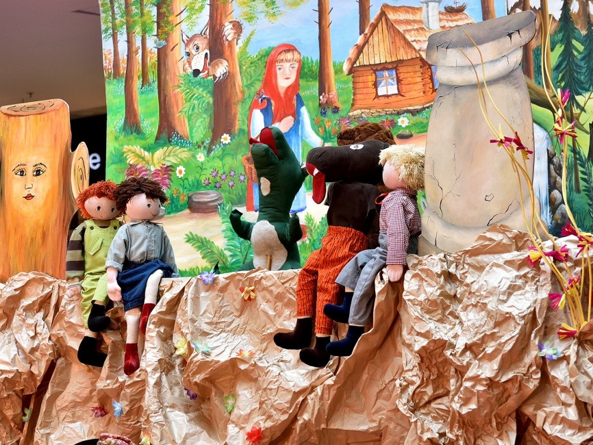 Spektakl "Zaczarowany las" Teatru Lalek Pinokio, źr&oacute;dło: Biblioteka Gdynia