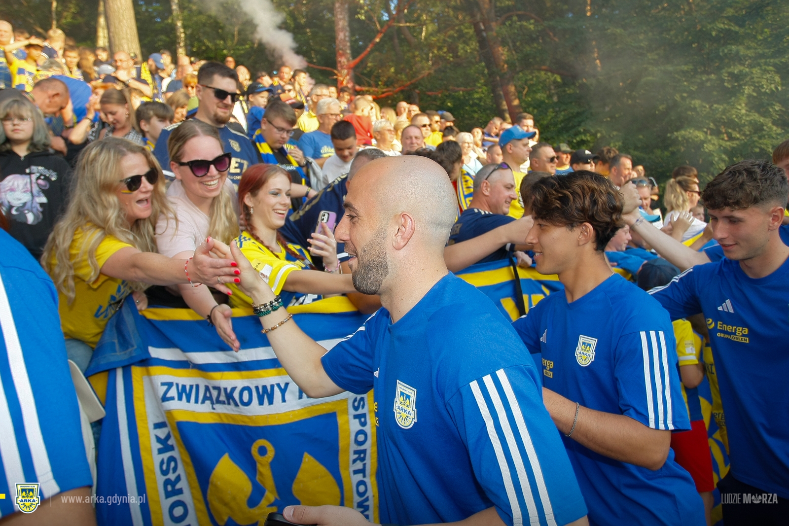 kibice przybijający piątki