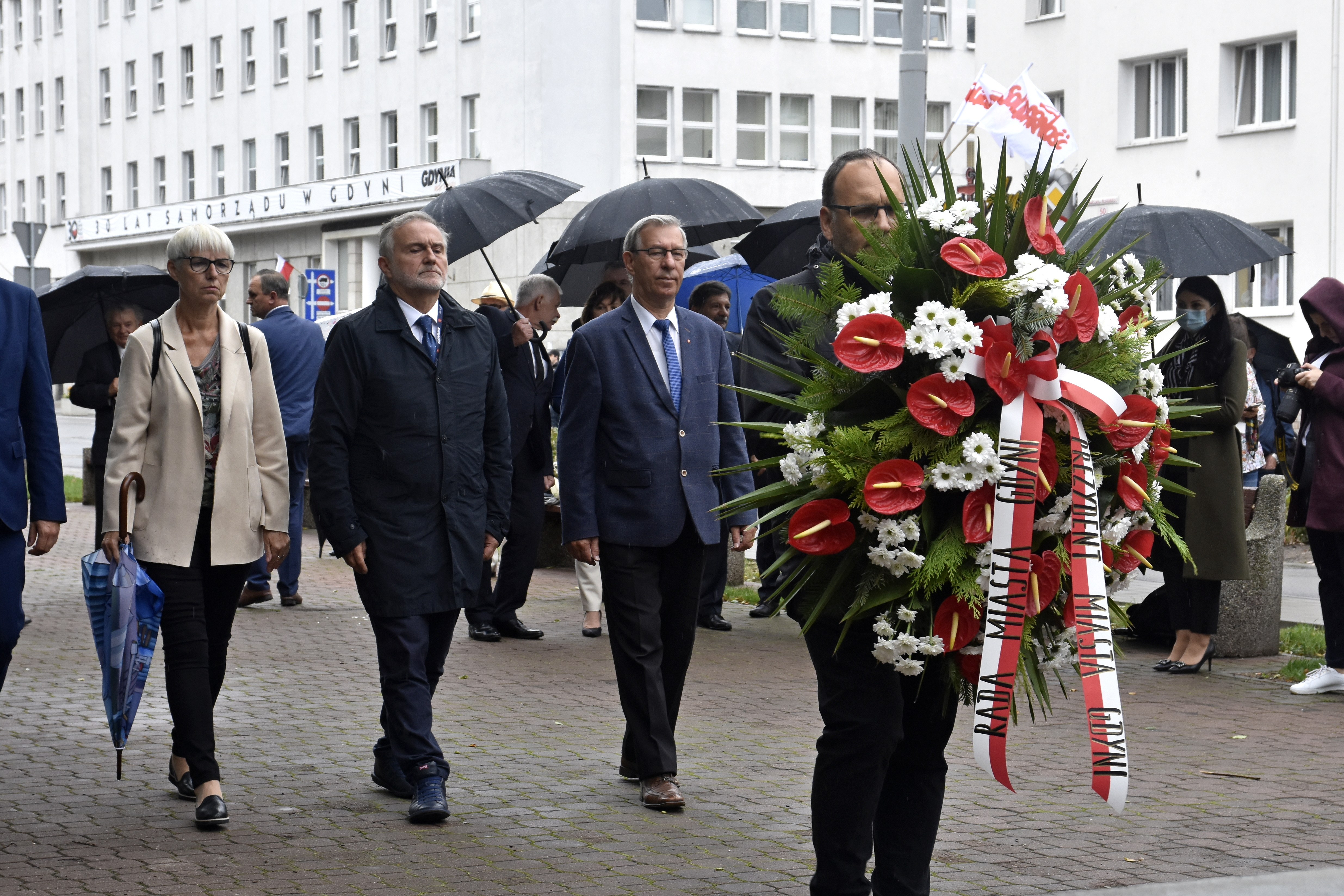  Delegacja władz Gdyni: na przedzie Andrzej Bień - wiceprzewodniczący Rady Miasta Gdyni niesie w rękach wieniec. Za nim (od lewej): radny Gdyni Zenon Roda, prezydent Gdyni Wojciech Szczurek, przewodnicząca Rady Miasta Joanna Zielińska // fot. Marcin Mielewski