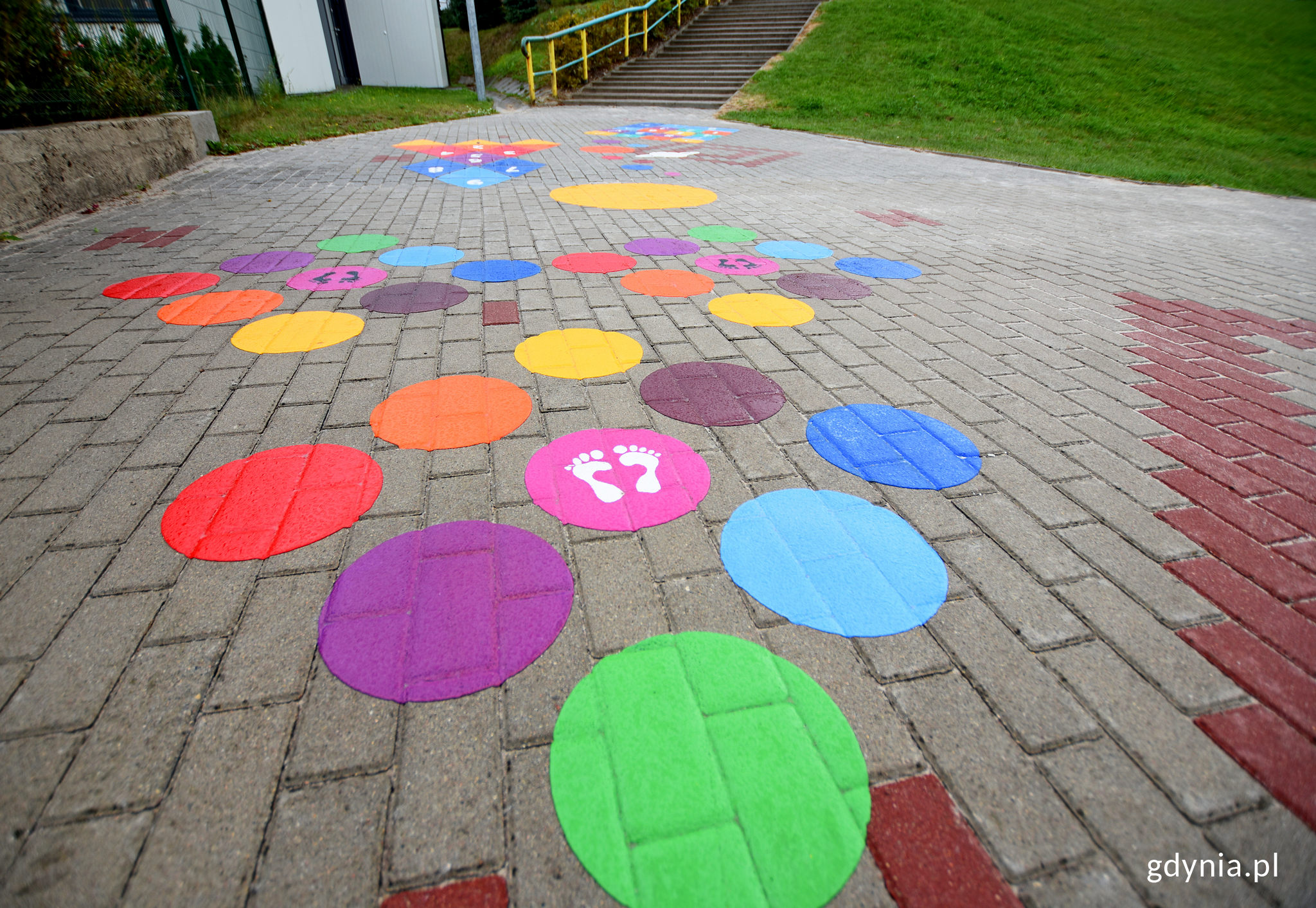 Przestrzeń szkolno-przedszkolna przy Wiczlińskiej zyskała łącznie 4 kolorowe gry podw&oacute;rkowe, fot. Kamil Złoch 
